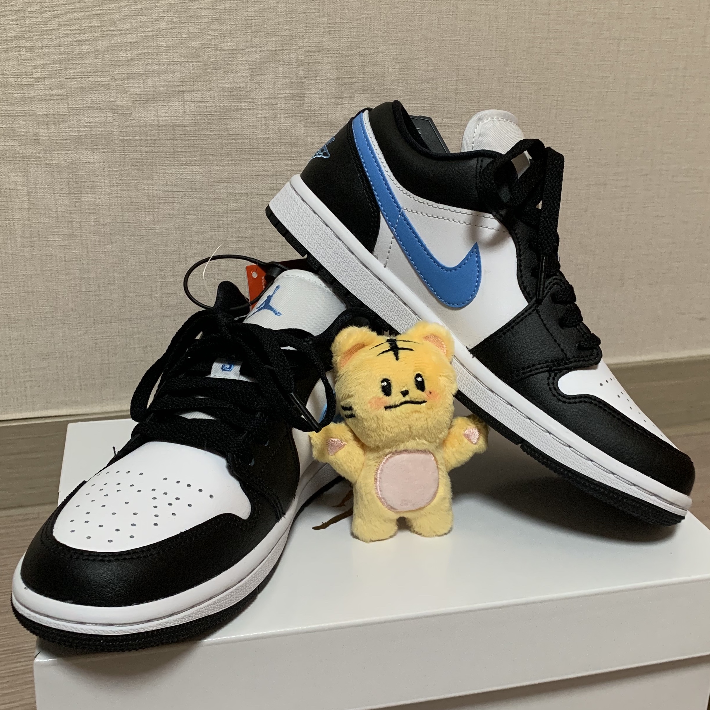 (W) Jordan 1 Low Black University Blue 착용 스타일 - 2
