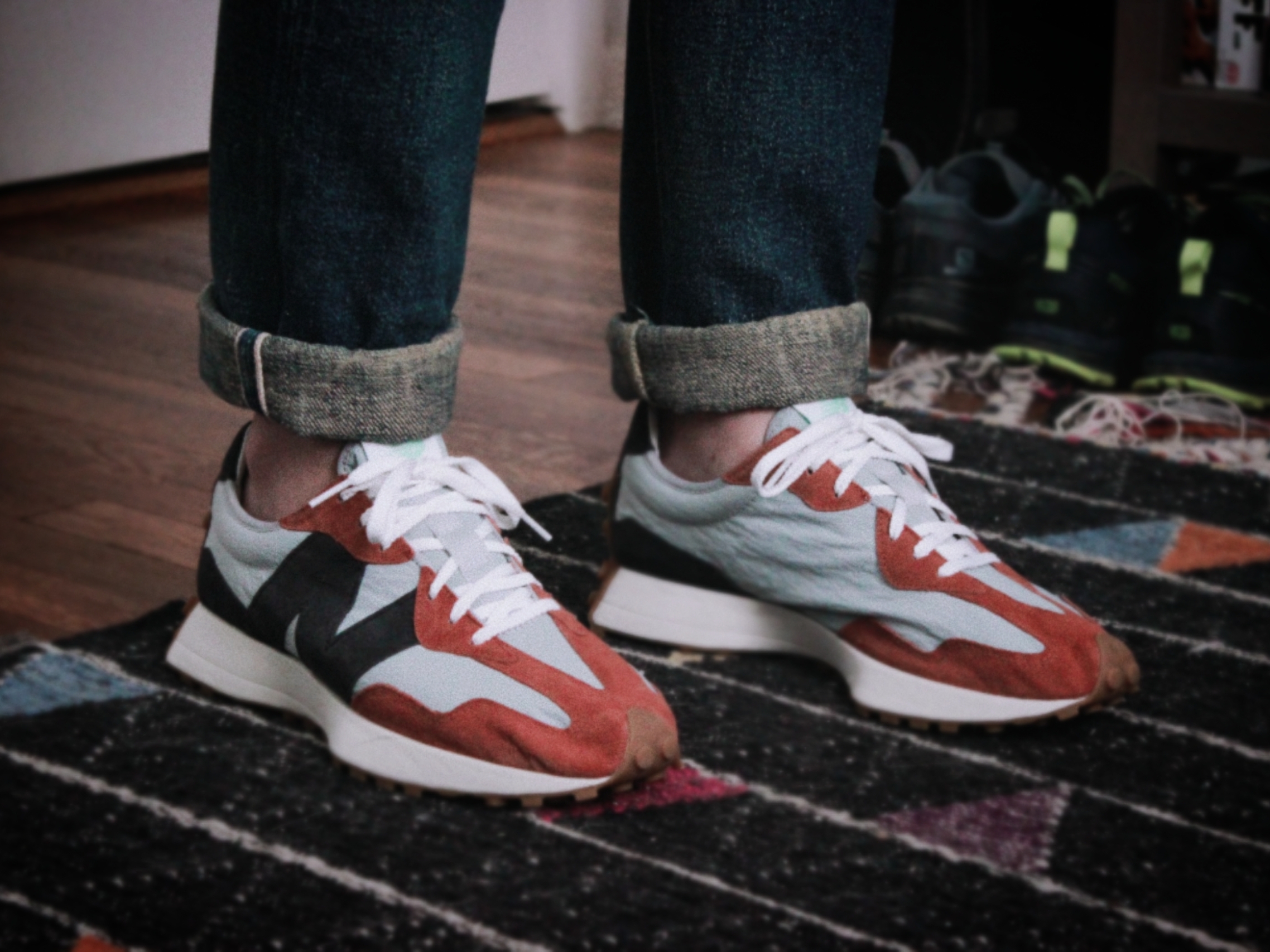 New Balance 327 Brown Grey 착용 스타일