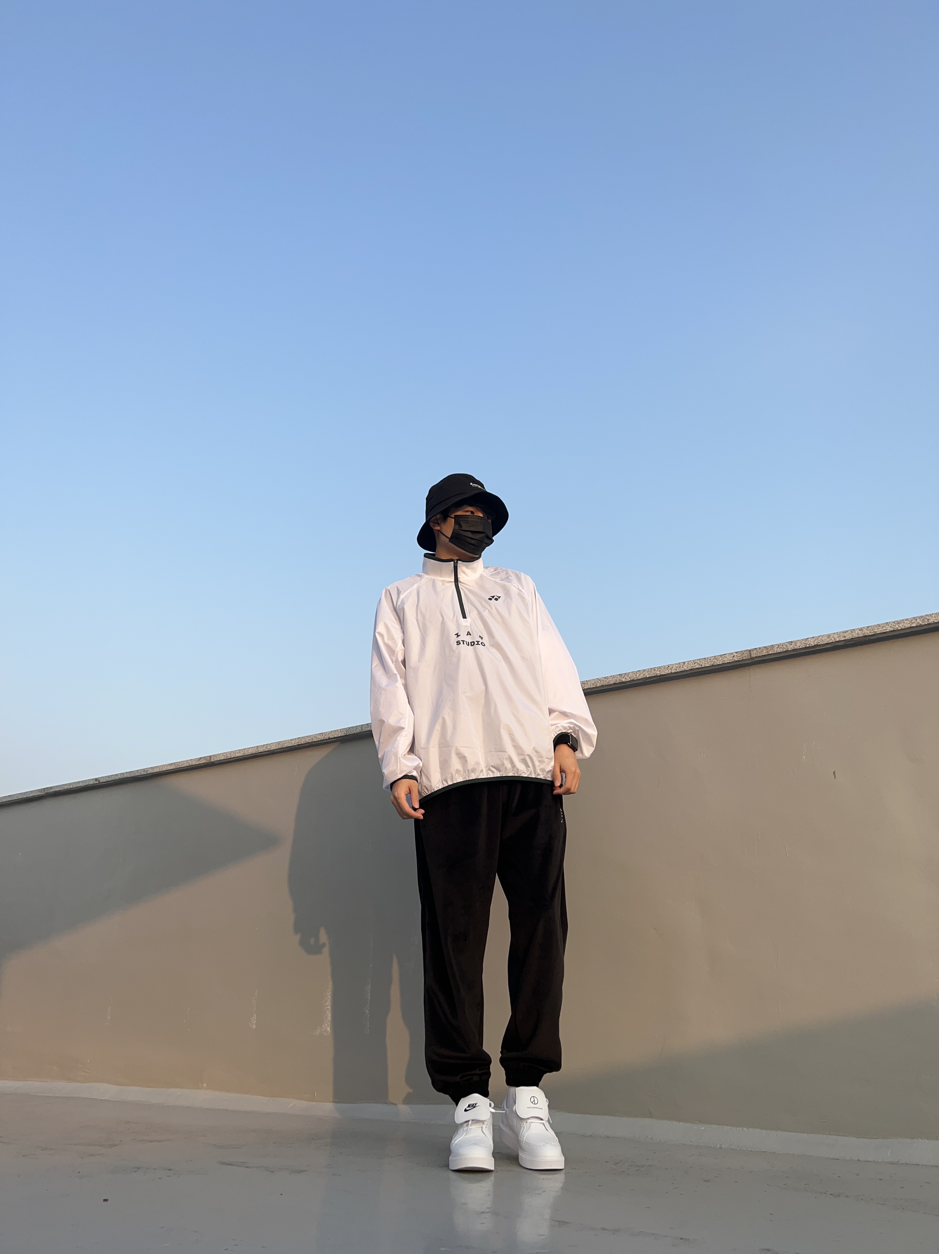 IAB Studio x Yonex Woven Pullover White, Nike x Peaceminusone Kwondo1 White 착용 스타일 - 3