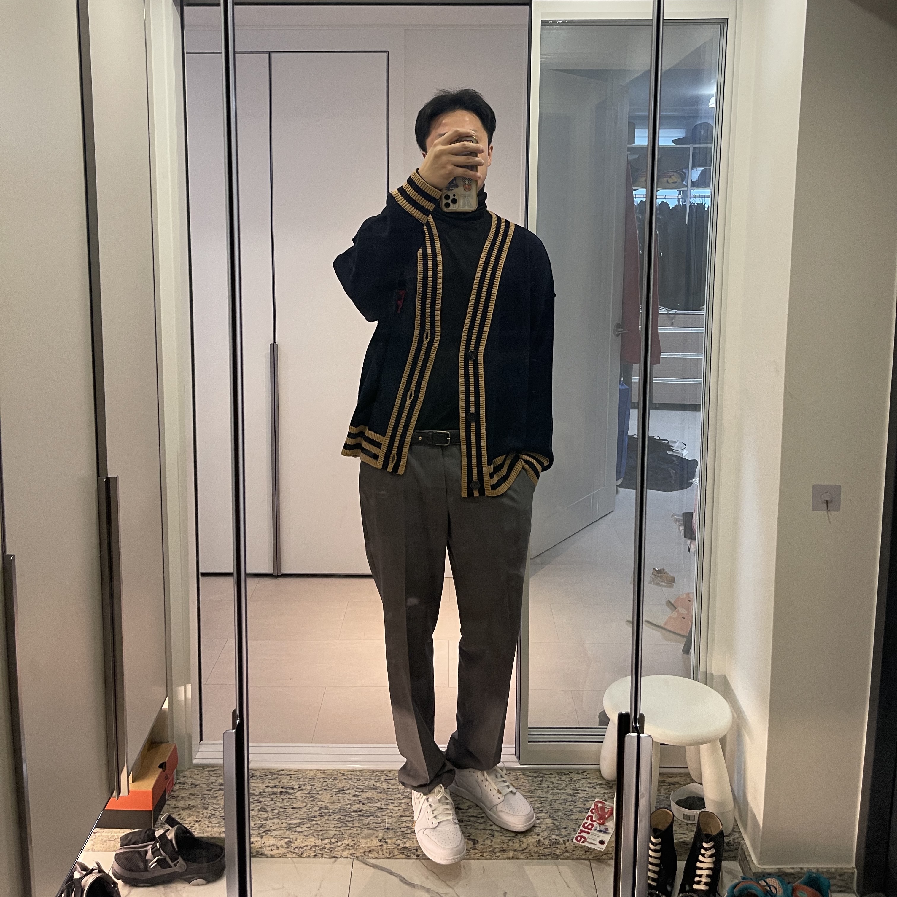 Jordan 1 Retro Low OG Premium White Tan, Crocs x Beams Classic All Terrain Mountain Parka Clog Grey 착용 스타일 - 1