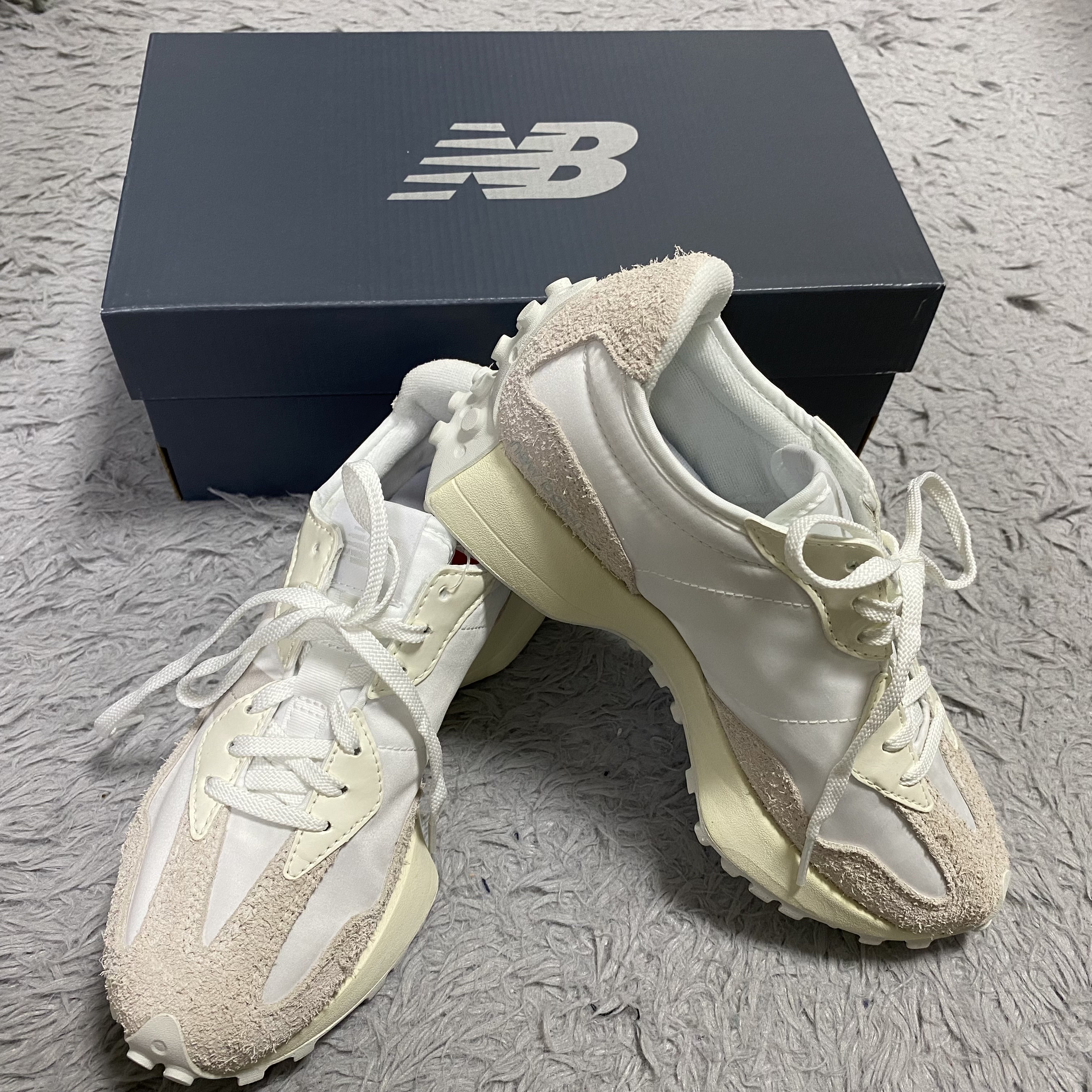 (W) New Balance 327 White Moonbeam 착용 스타일 - 3