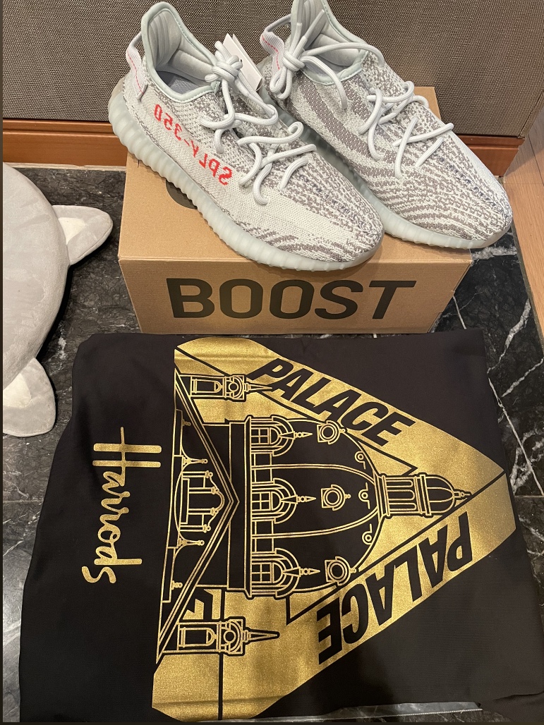 Palace x Harrods Tri-Sphinx T-Shirt Black - 21FW, Adidas Yeezy Boost 350 V2 Blue Tint 2017 착용 스타일 - 3
