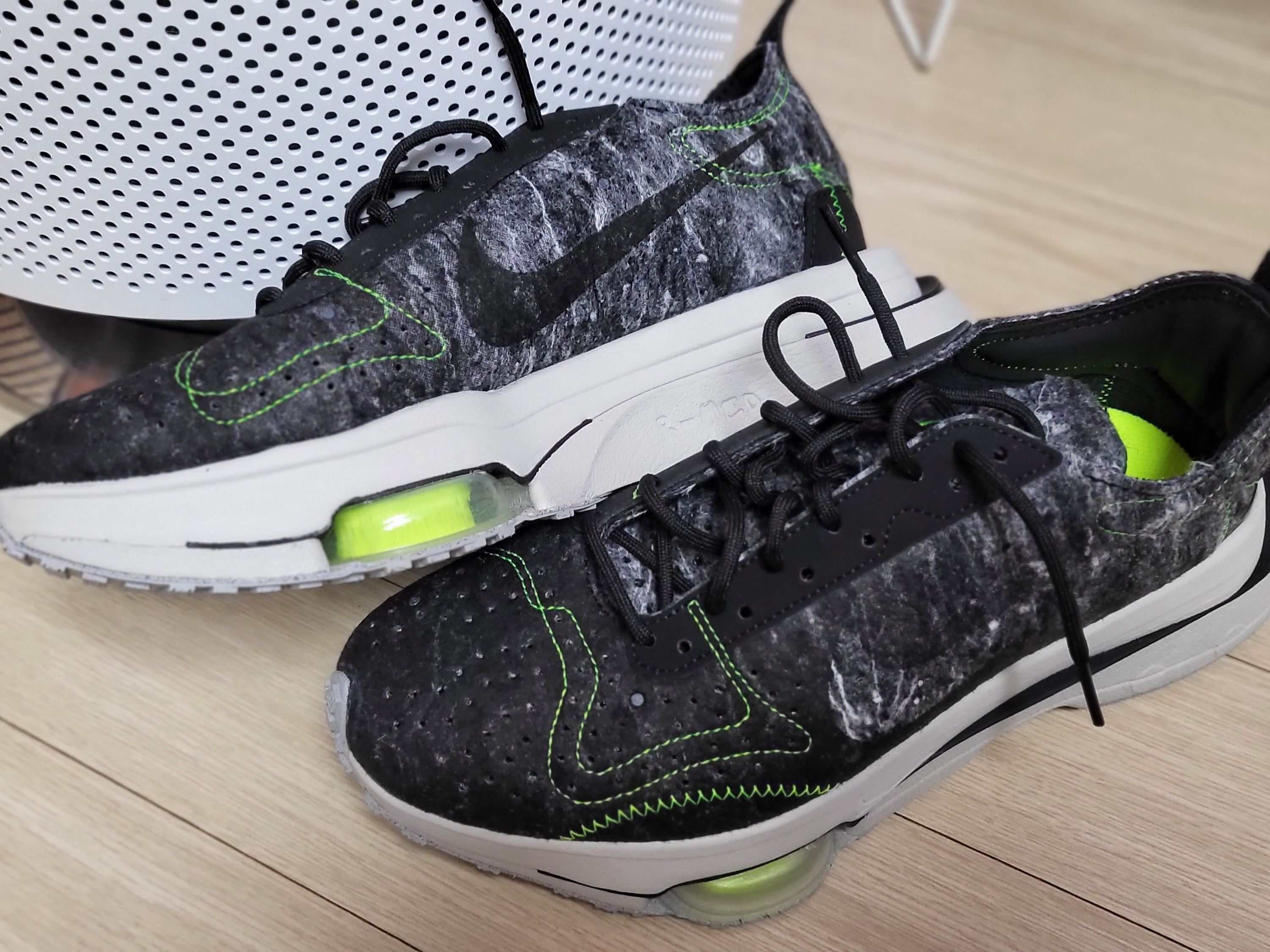 Nike Air Zoom Type Recycled Wool Pack Black Electric Green 착용 스타일 - 4