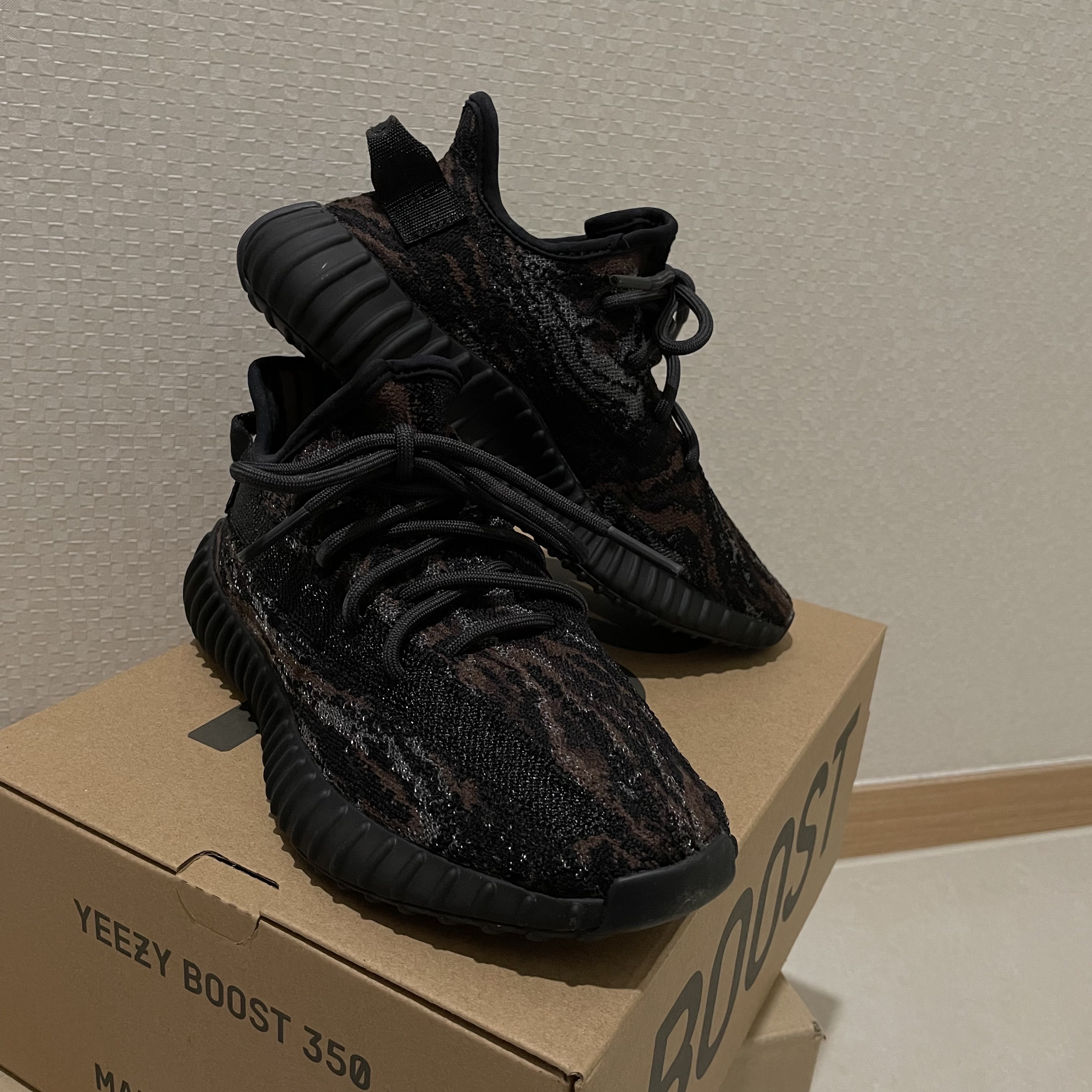 Adidas Yeezy Boost 350 V2 MX Rock 착용 스타일 - 1