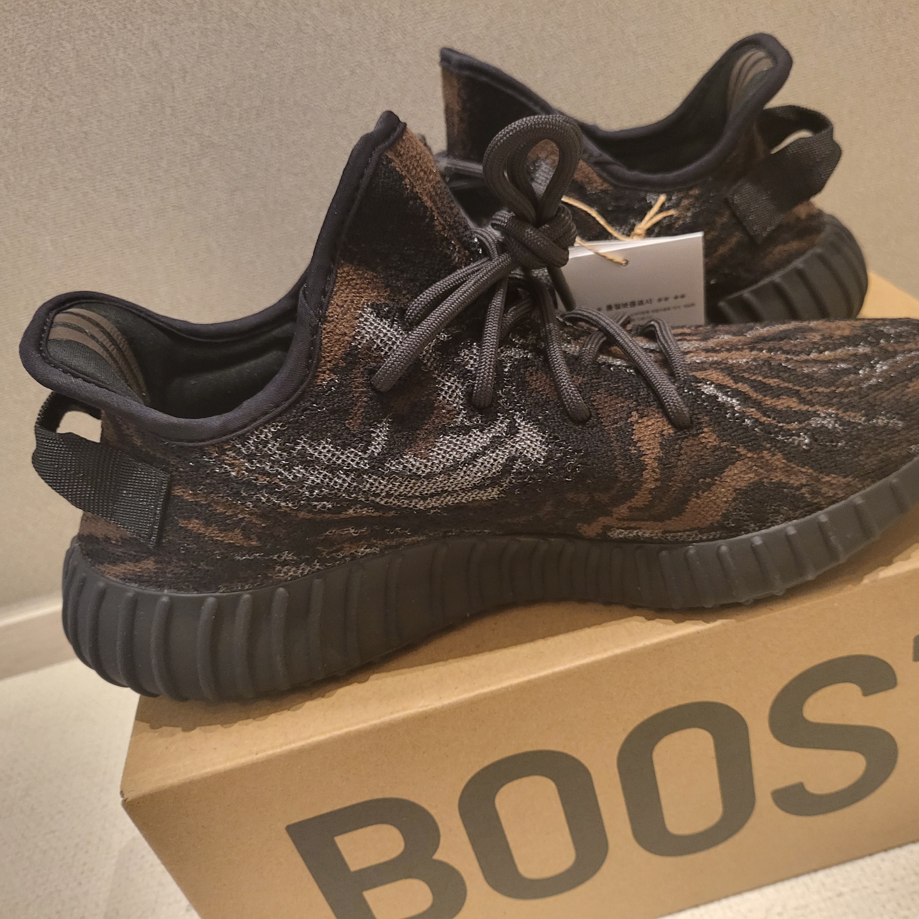 Adidas Yeezy Boost 350 V2 MX Rock 착용 스타일 - 4