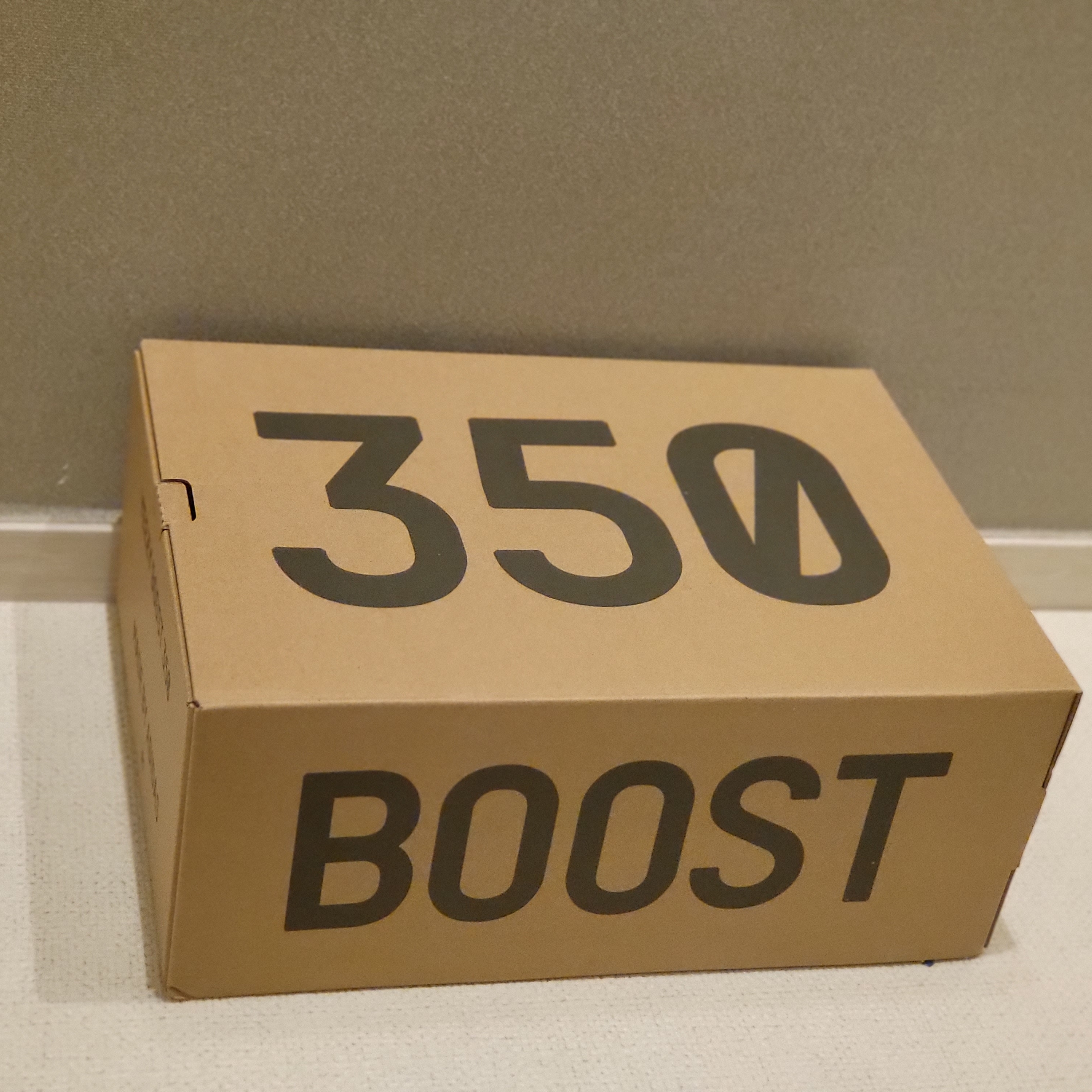Adidas Yeezy Boost 350 V2 MX Rock 착용 스타일 - 1