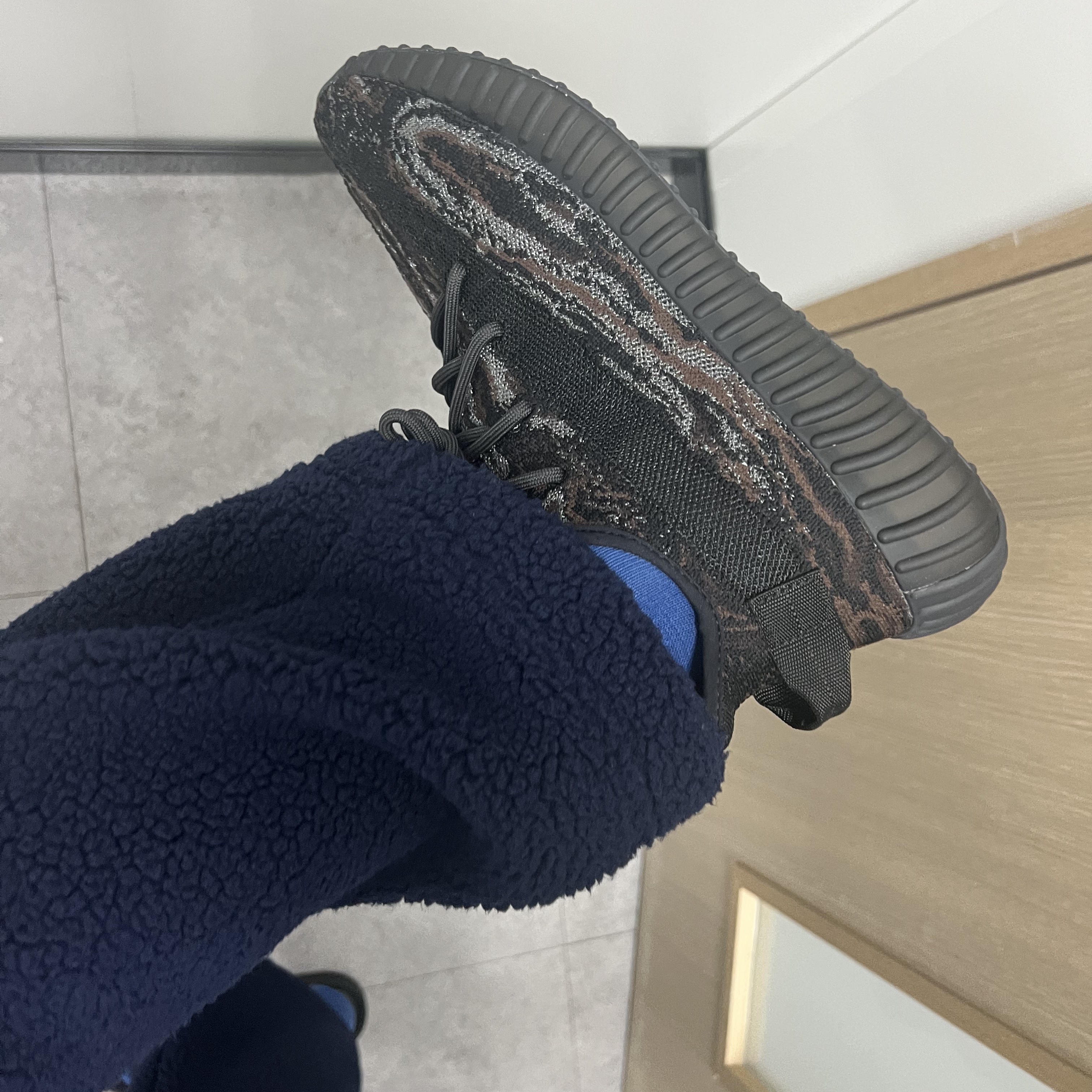 Adidas Yeezy Boost 350 V2 MX Rock 착용 스타일
