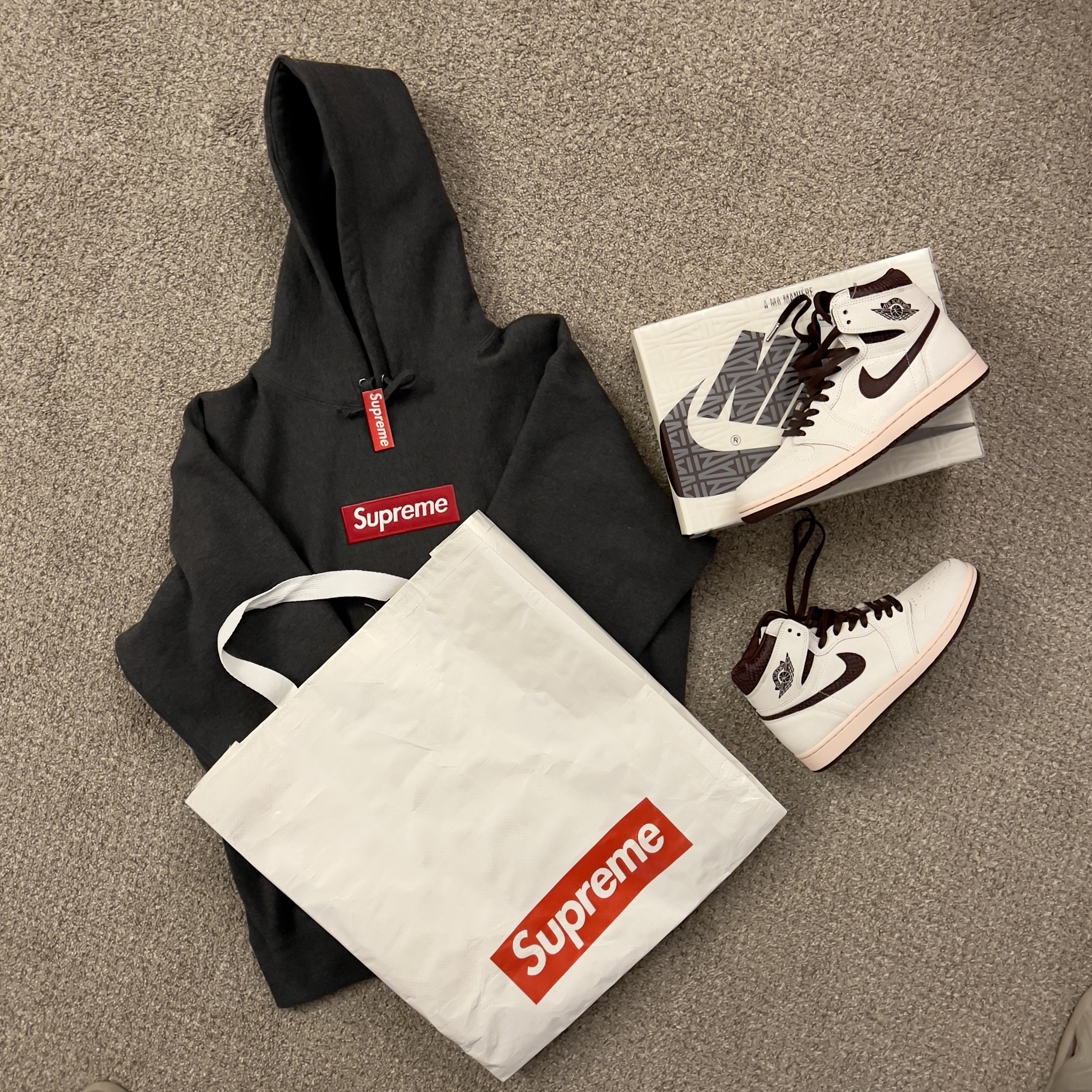 Supreme Box Logo Hooded Sweatshirt Charcoal - 21FW, Jordan 1 x A Ma Maniere Retro High OG SP Sail and Burgundy 착용 스타일