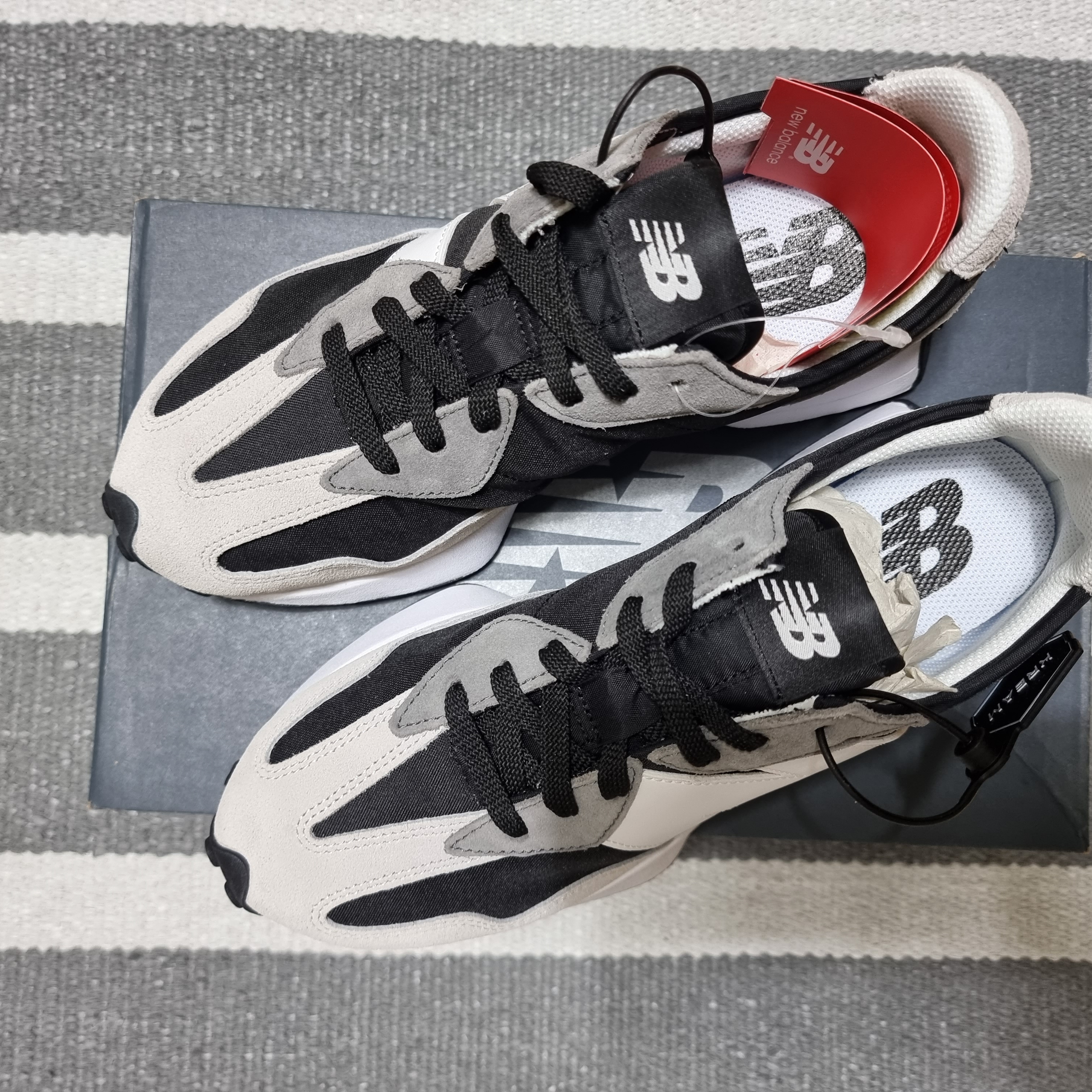 New Balance 327 Black Grey 착용 스타일 - 1