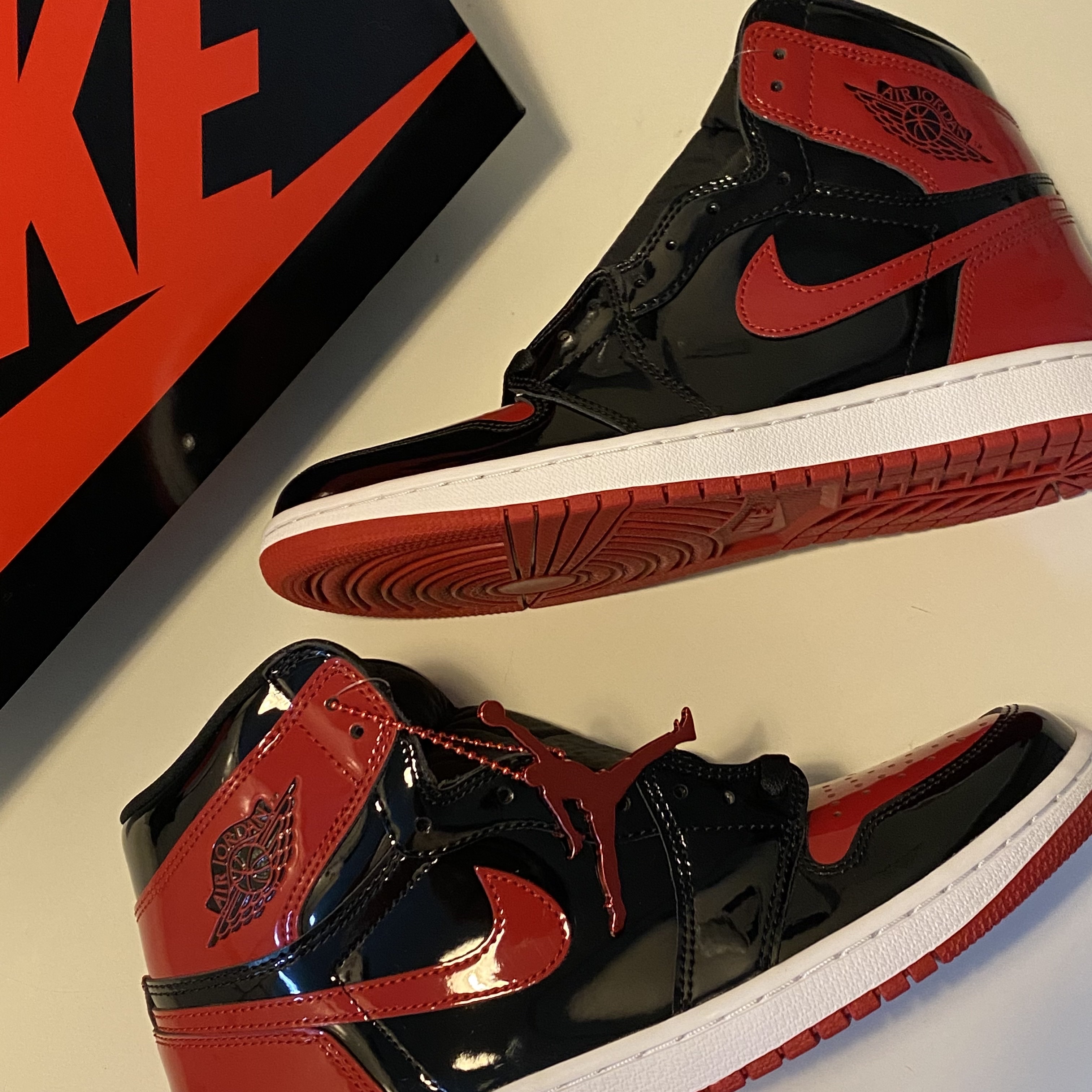 Jordan 1 Retro High OG Patent Bred 착용 스타일 - 5