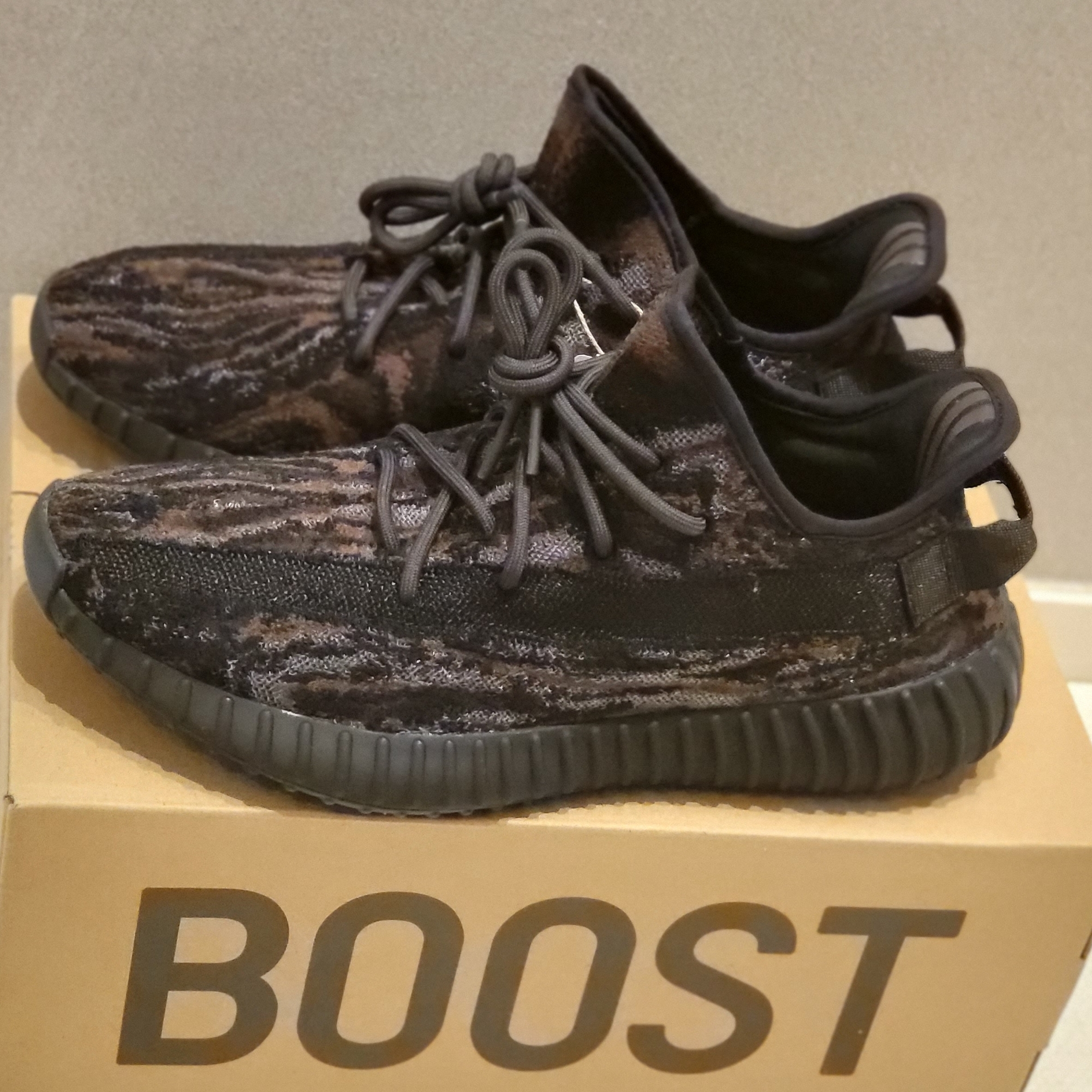 Adidas Yeezy Boost 350 V2 MX Rock 착용 스타일 - 2