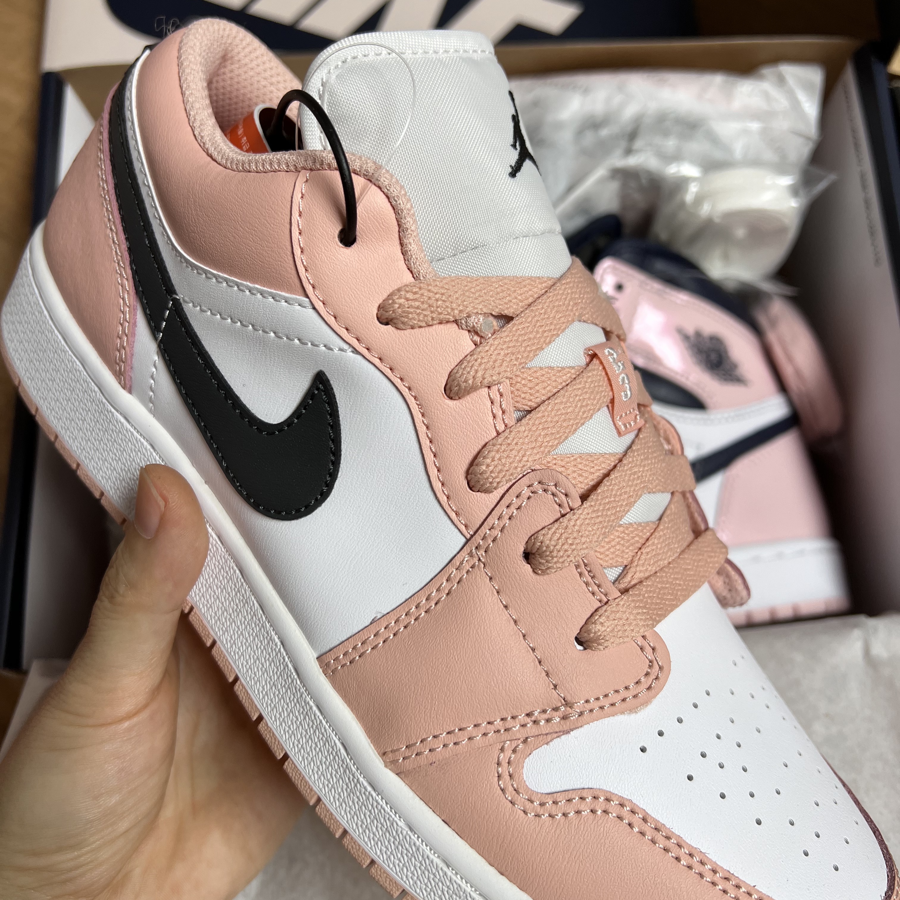 (GS) Jordan 1 Low Light Arctic Pink, (W) Jordan 1 Retro High OG Atmosphere 착용 스타일 - 1