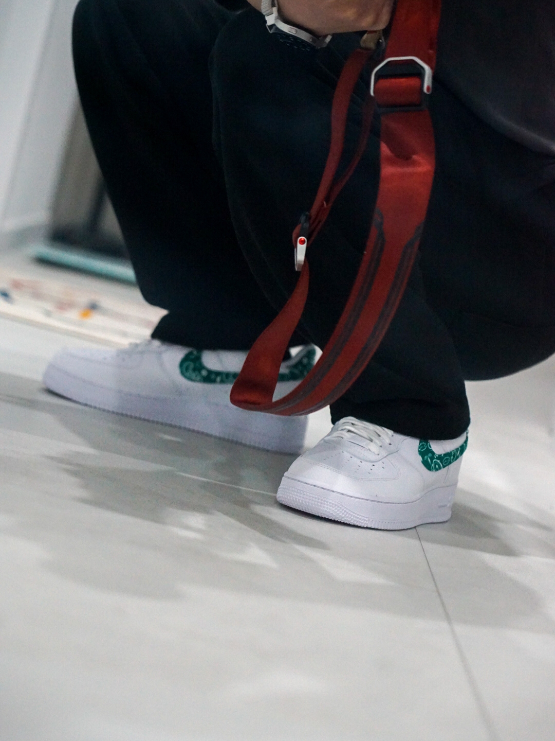 (W) Nike Air Force 1 '07 Essential Paisley Swoosh White Malachite 착용 스타일 - 1