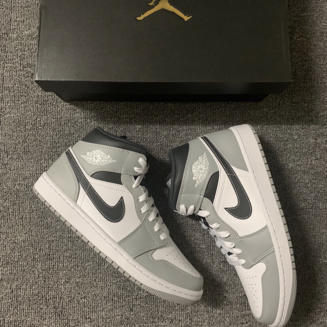 Jordan 1 Mid Light Smoke Grey Anthracite 착용 스타일