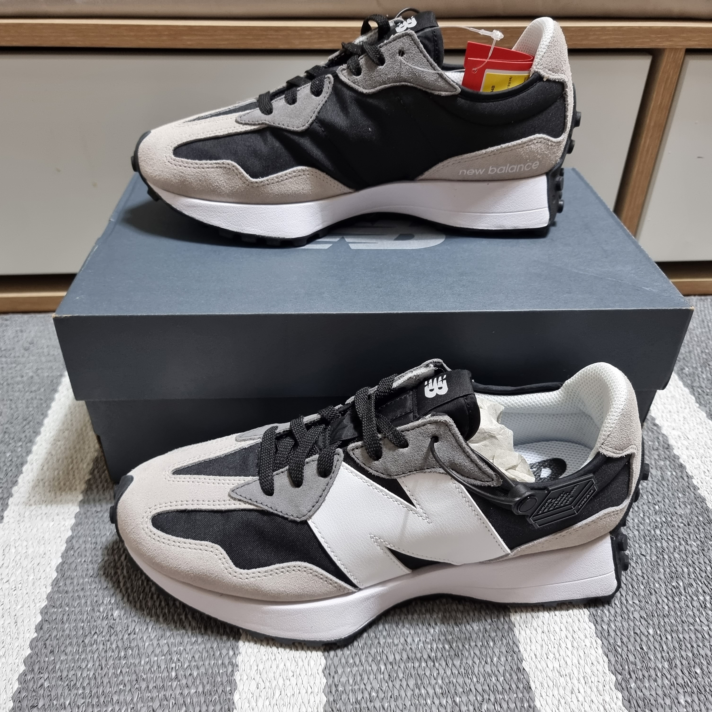 New Balance 327 Black Grey 착용 스타일 - 3