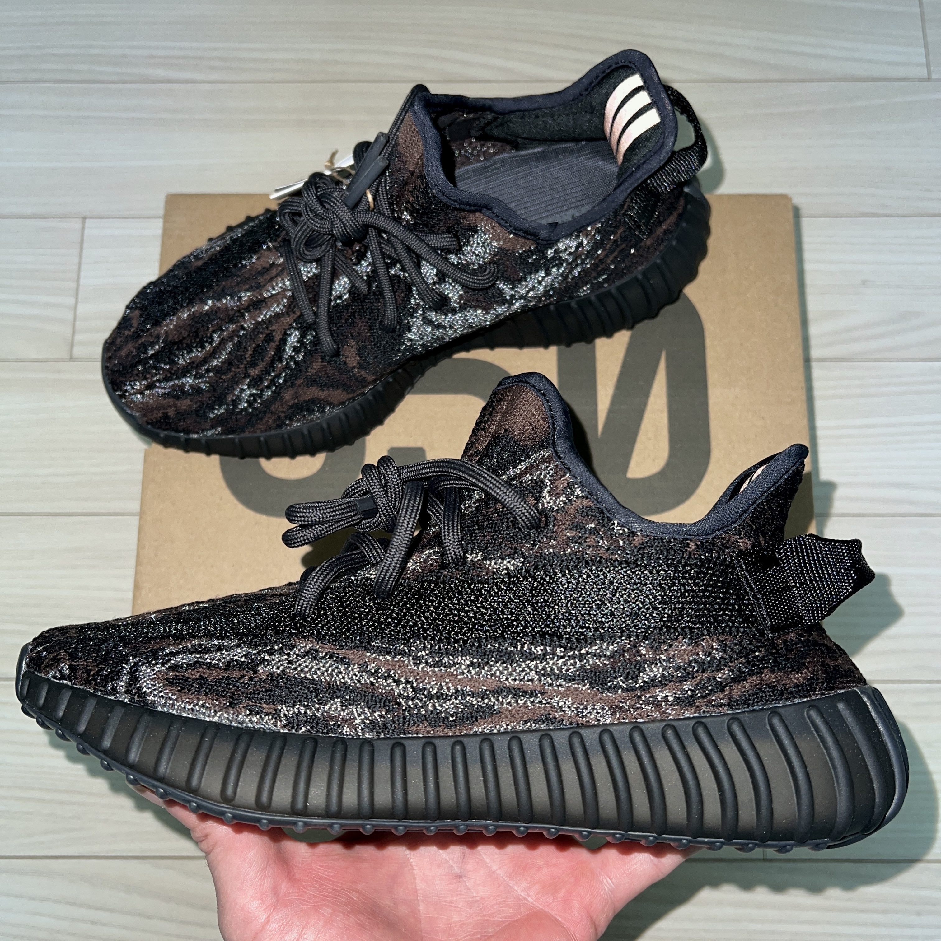 Adidas Yeezy Boost 350 V2 MX Rock 착용 스타일