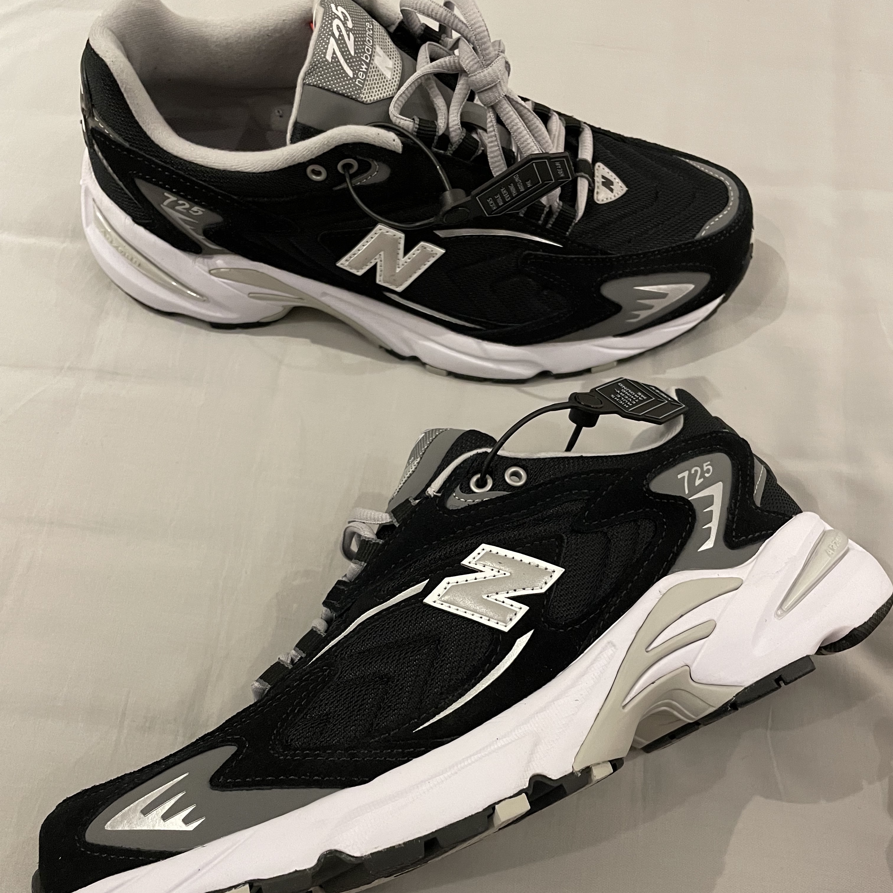 New Balance 725 Black 착용 스타일