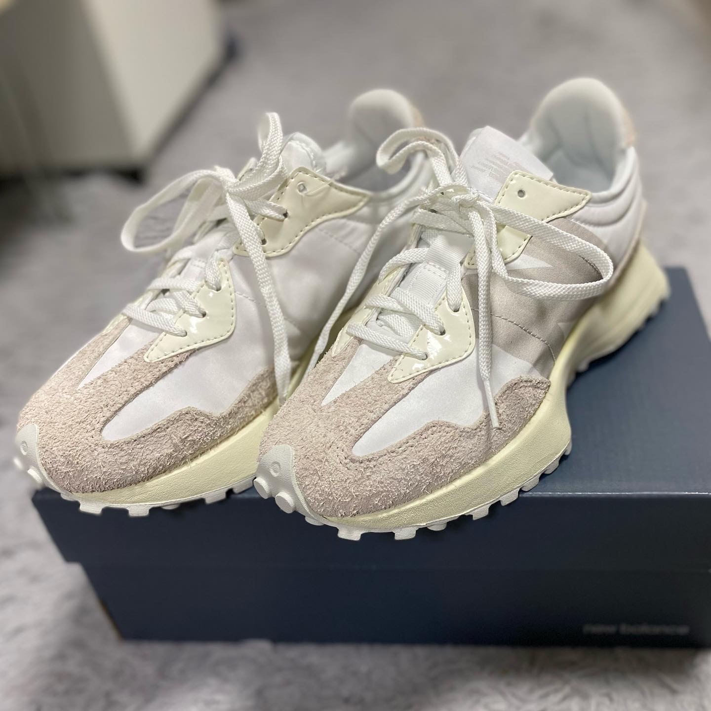 (W) New Balance 327 White Moonbeam 착용 스타일 - 2