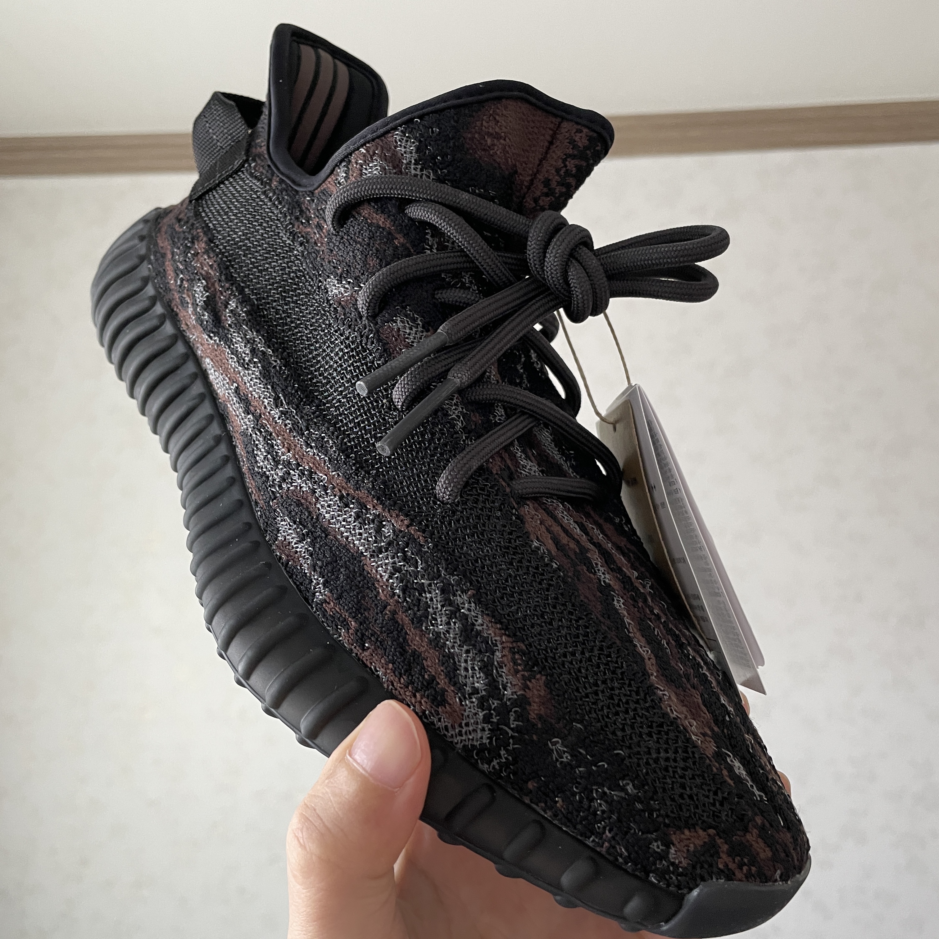 Adidas Yeezy Boost 350 V2 MX Rock 착용 스타일 - 3