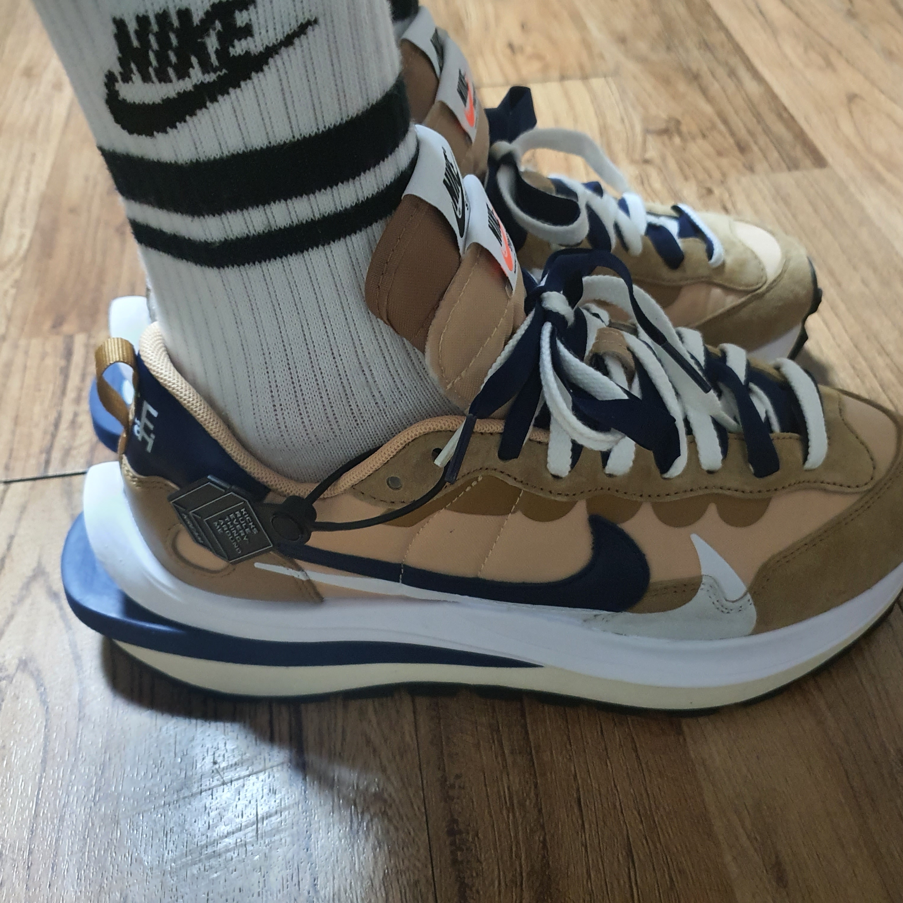 Nike x Sacai VaporWaffle Sesame and Blue Void 착용 스타일 - 2
