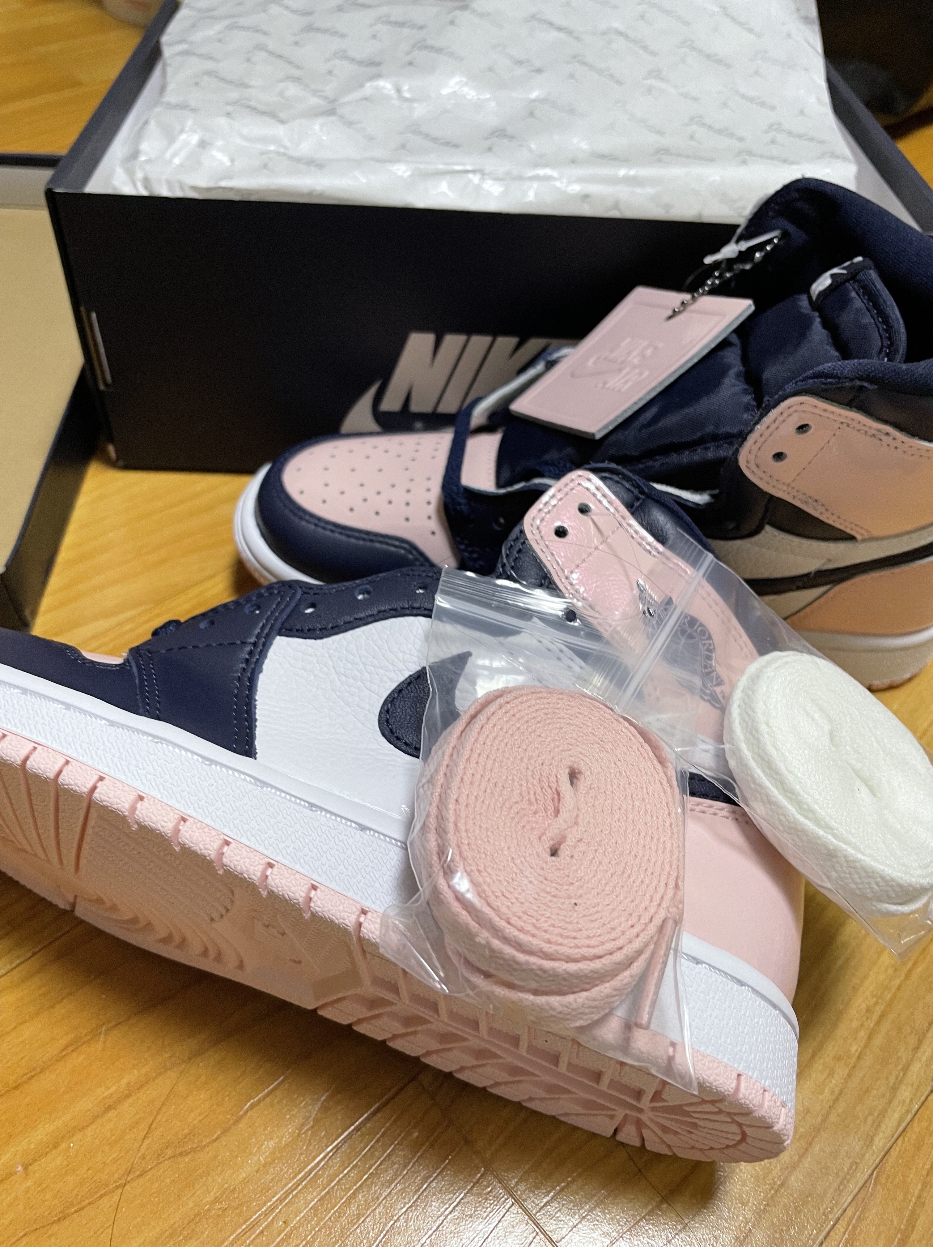 (W) Jordan 1 Retro High OG Atmosphere 착용 스타일 - 1