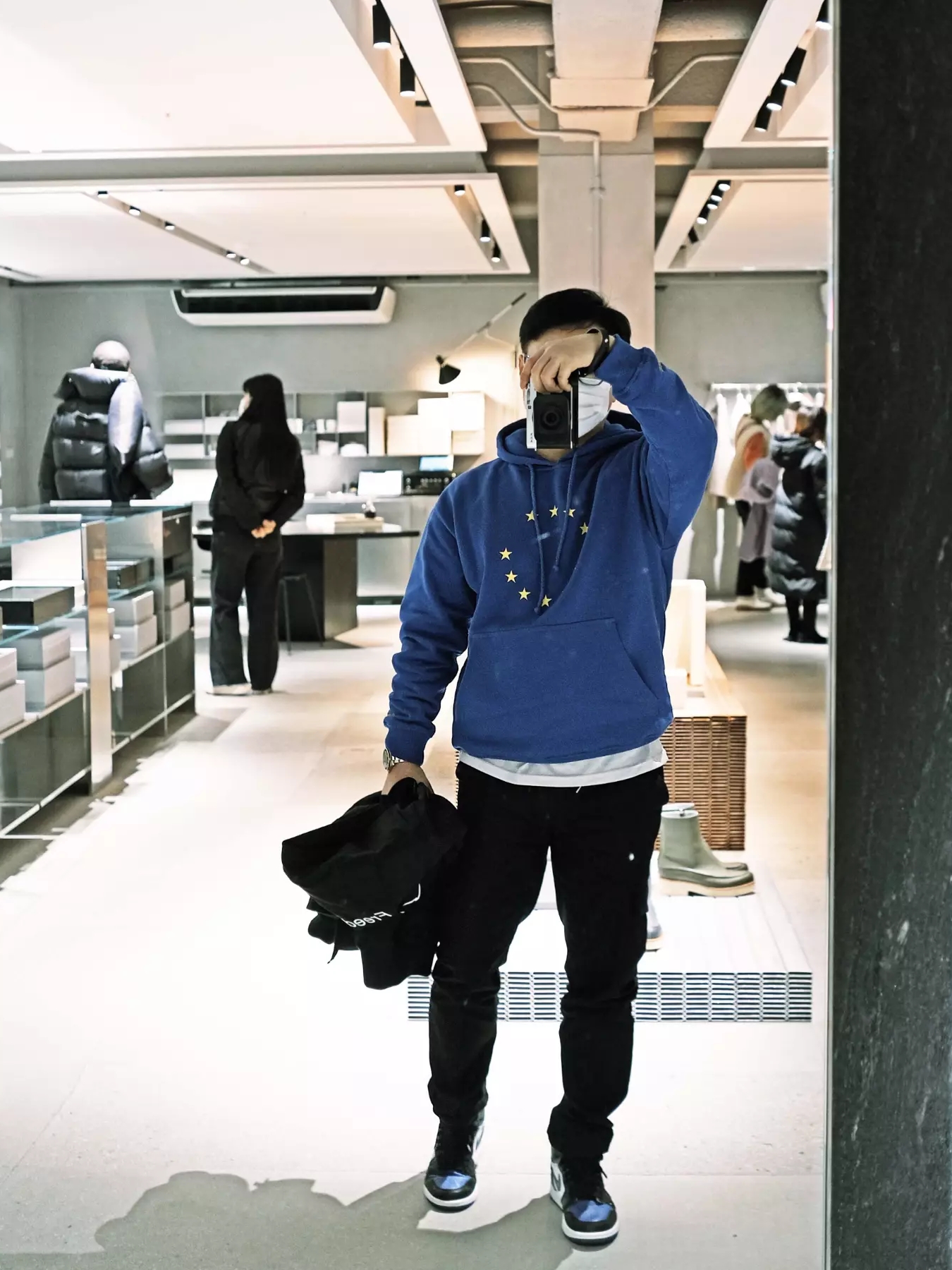 Jordan 1 Retro High OG Royal Toe, Souvenir Official Eunify Classic Hoodie Blue 착용 스타일 - 1