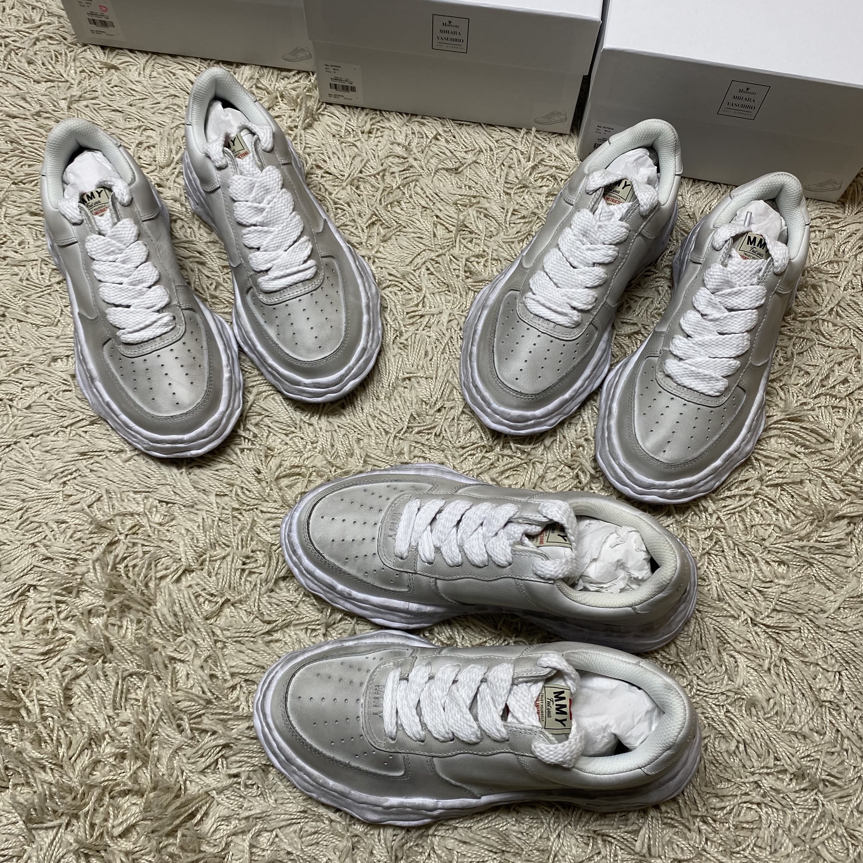 Maison Mihara Yasuhiro Wayne OG DE Sole Leather Low-top Sneakers White 착용 스타일