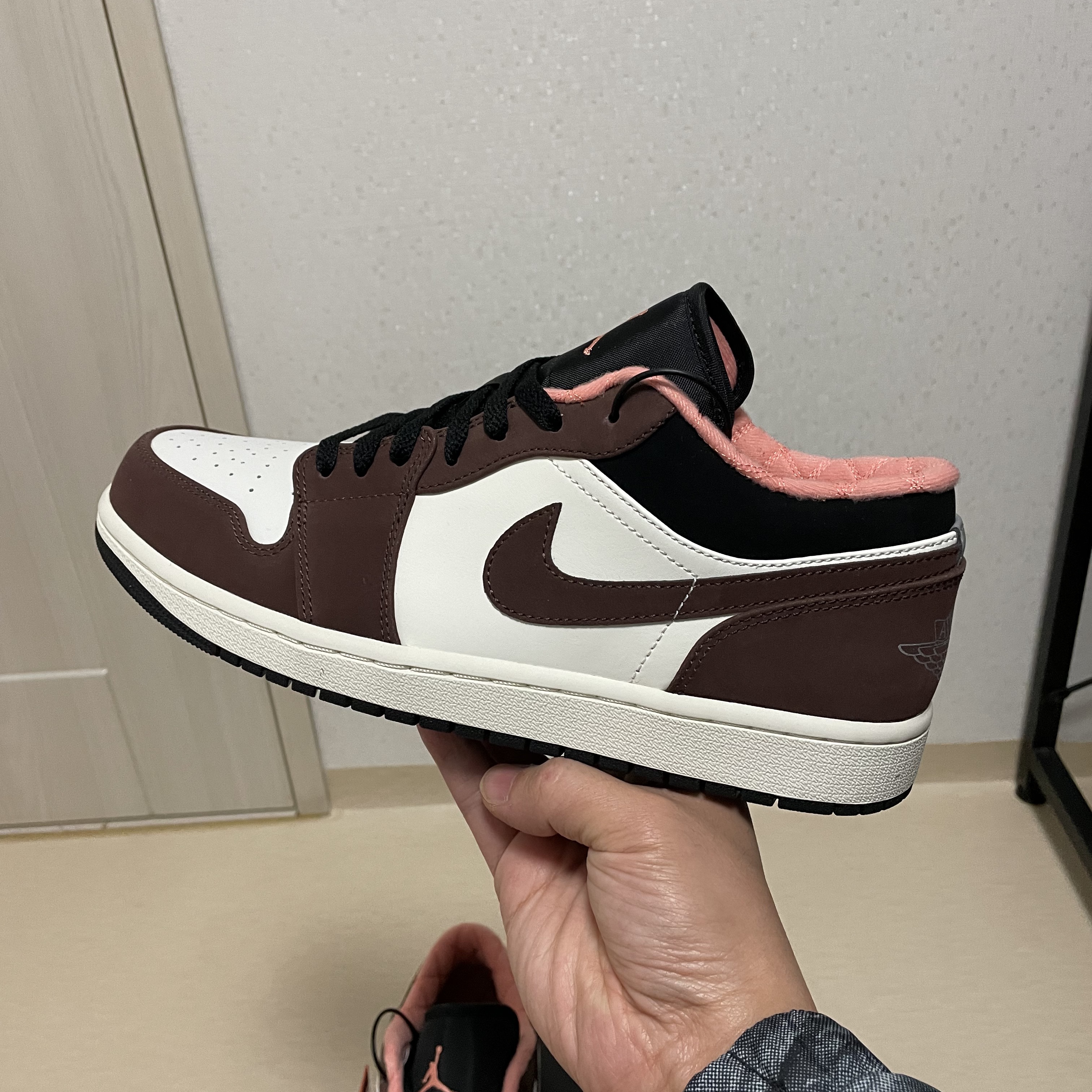 Jordan 1 Low SE Chocolate Bliss 착용 스타일 - 1