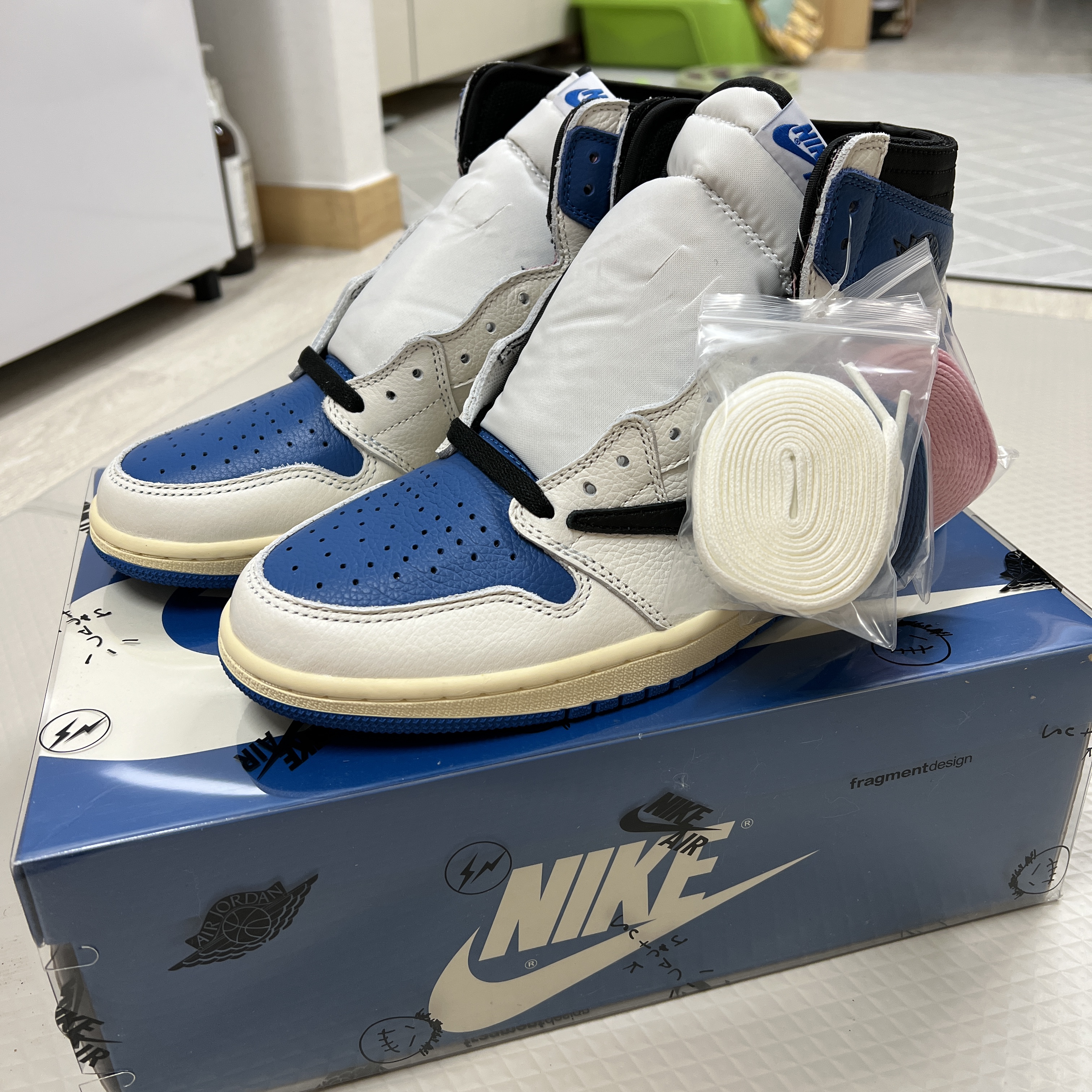 Jordan 1 x Travis Scott x Fragment Retro High OG SP Military Blue 착용 스타일 - 1