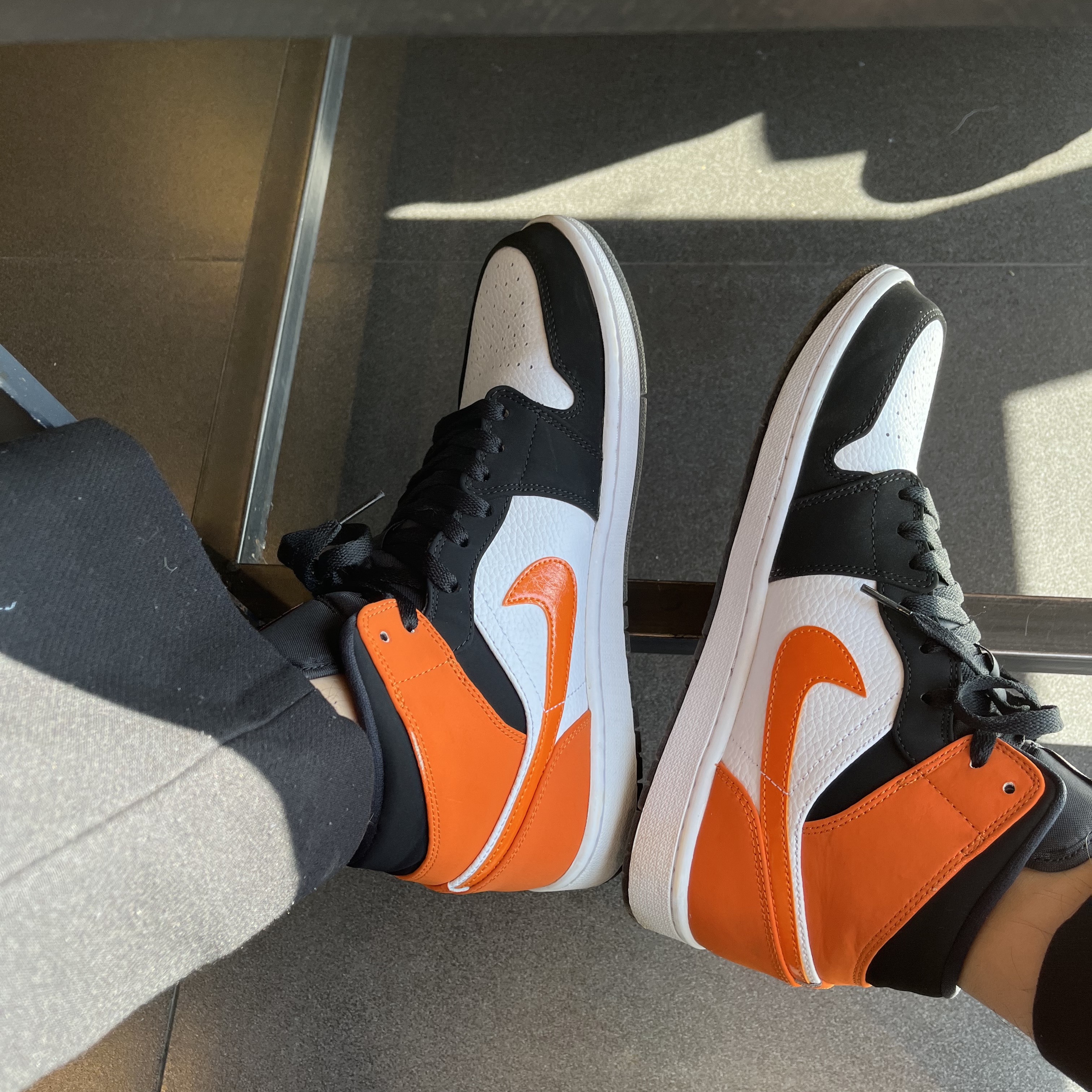 Jordan 1 Mid Shattered Backboard 착용 스타일