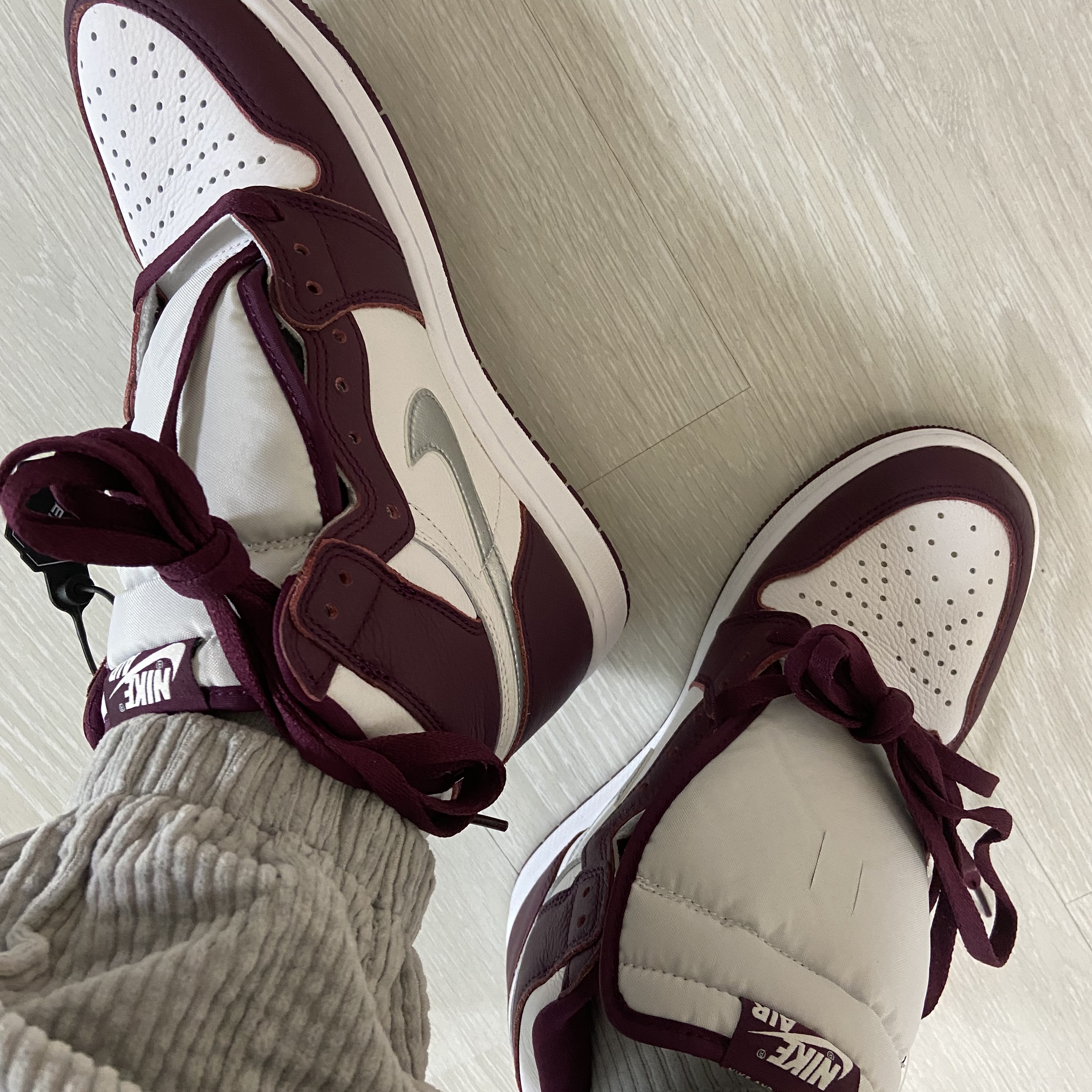 Jordan 1 Retro High OG Bordeaux 착용 스타일 - 2