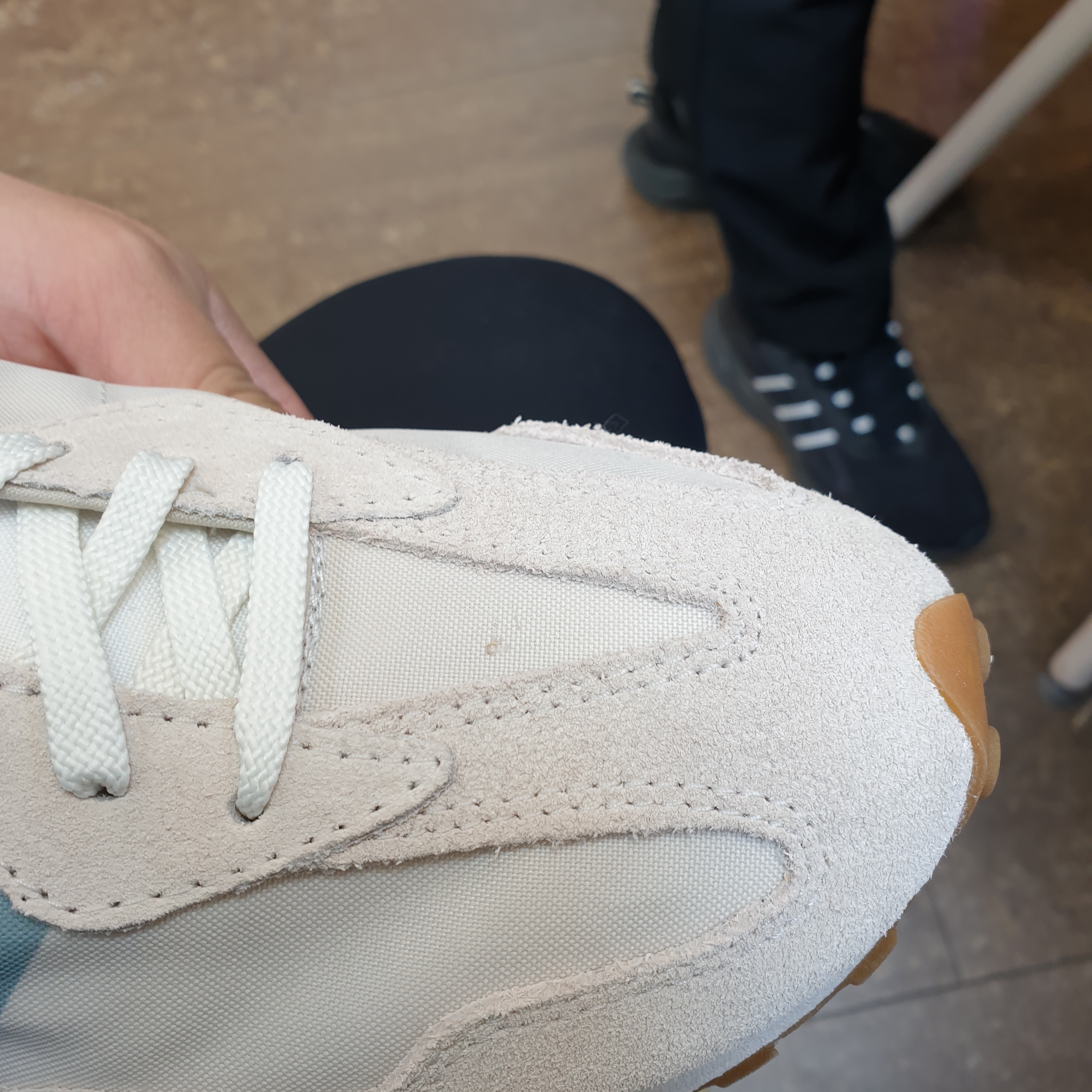 (W) New Balance 327 Moonbeam Storm Blue 착용 스타일 - 3