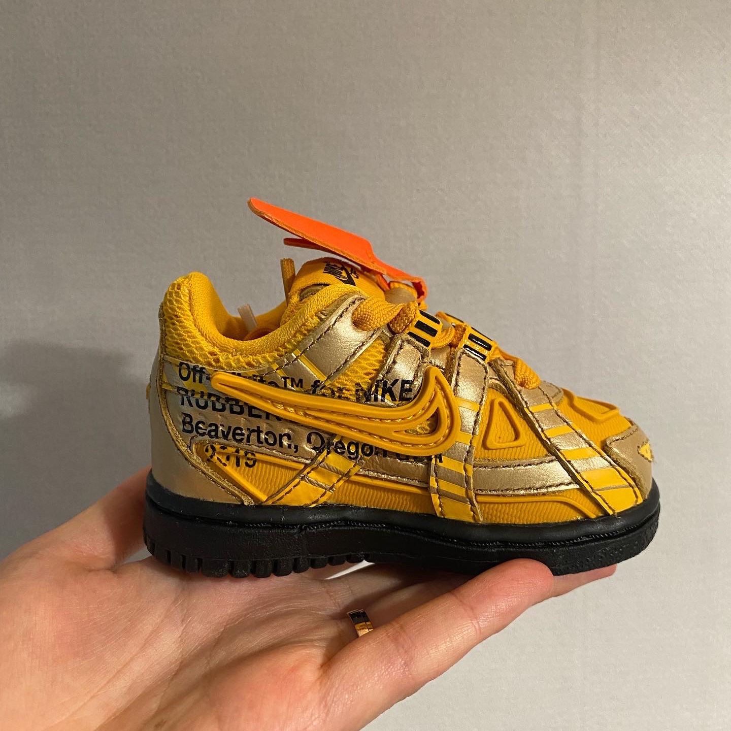 (TD) Nike x Off-White Air Rubber Dunk University Gold 착용 스타일 - 3