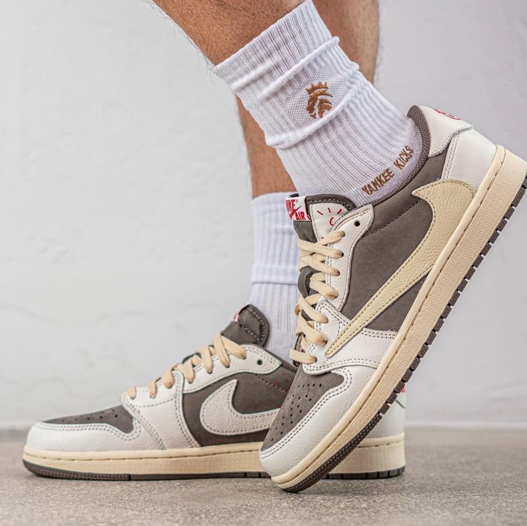 Jordan 1 x Travis Scott Retro Low OG SP Sail and Ridgerock, (PS) Jordan 1 x Travis Scott Retro Low OG SP Sail and Ridgerock 착용 스타일 - 3