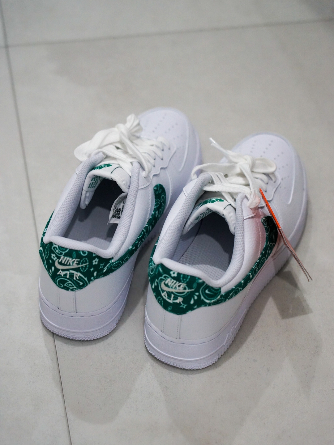 (W) Nike Air Force 1 '07 Essential Paisley Swoosh White Malachite 착용 스타일 - 4