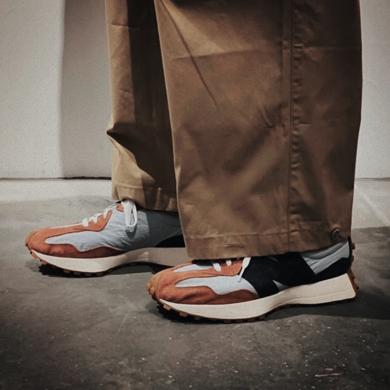 New Balance 327 Brown Grey 착용 스타일