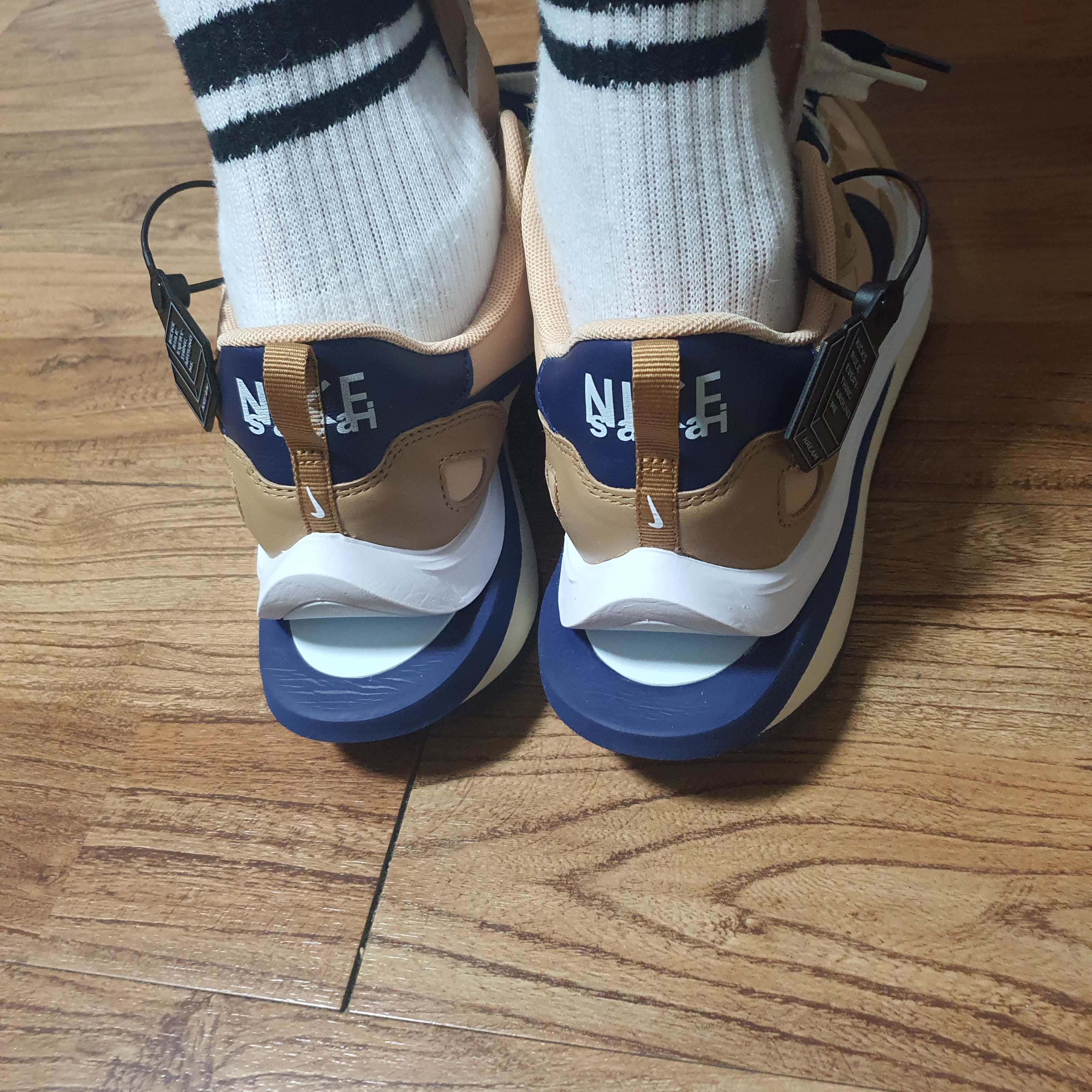 Nike x Sacai VaporWaffle Sesame and Blue Void 착용 스타일 - 3