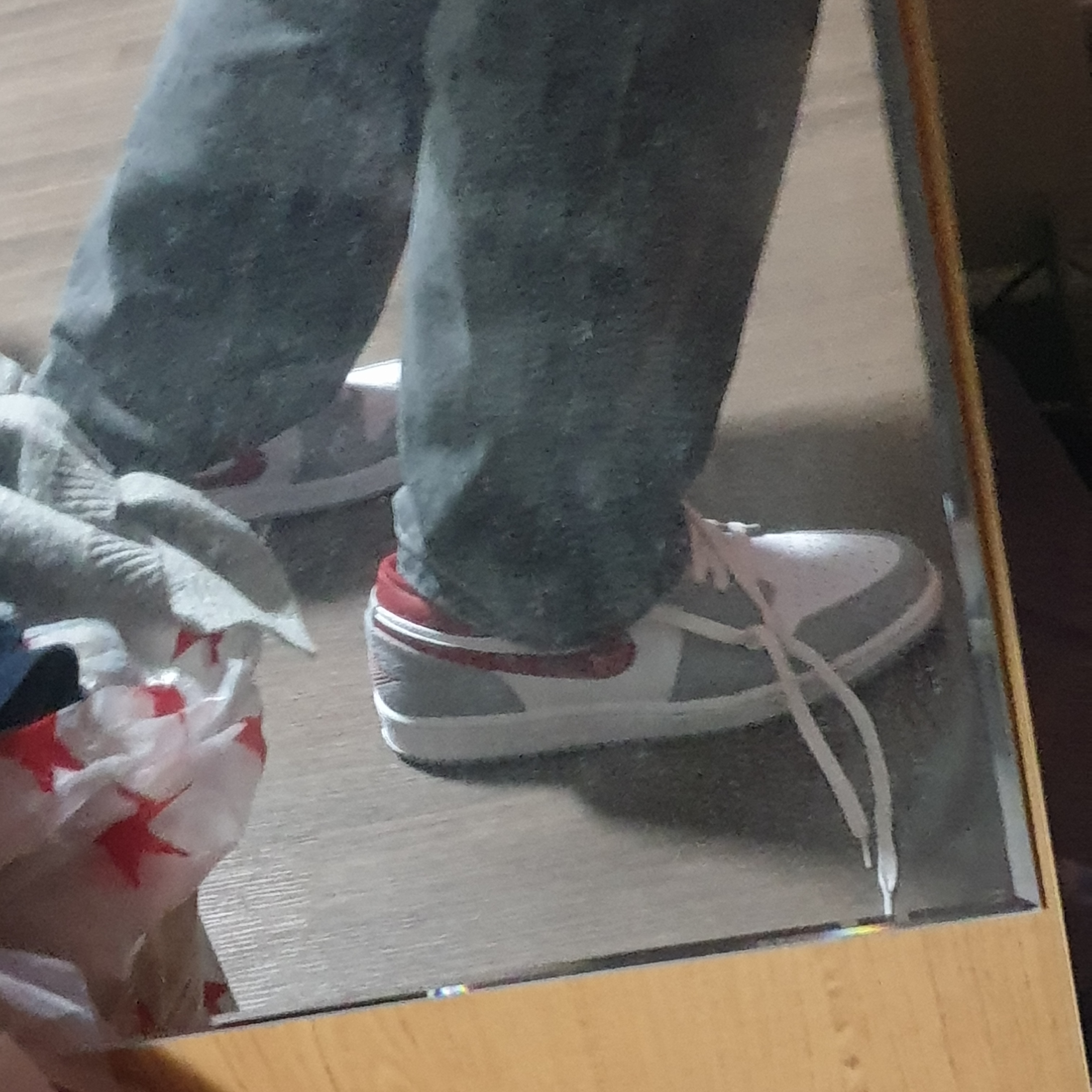Jordan 1 Low SE Light Smoke Grey Gym Red 착용 스타일 - 3