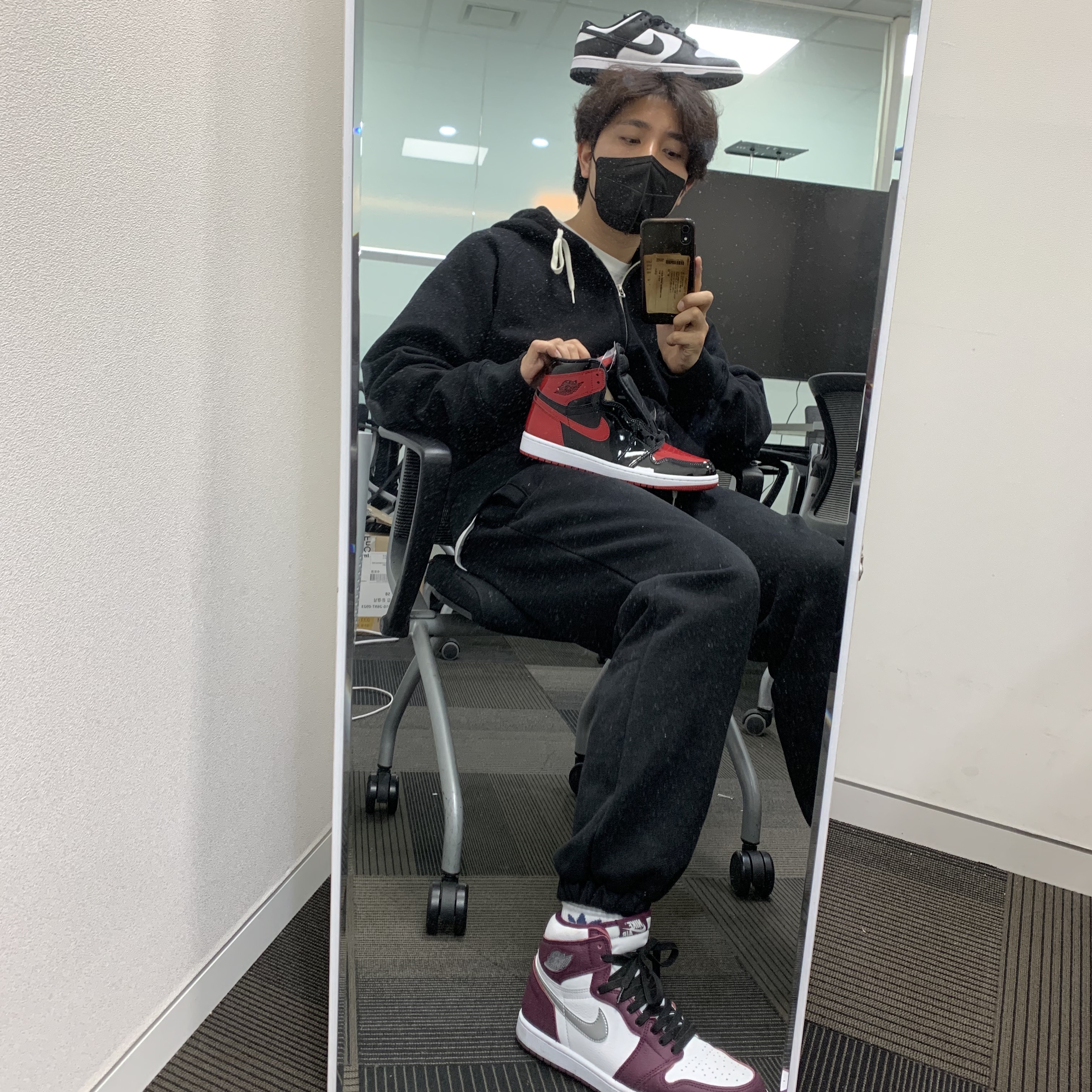 Nike Dunk Low Retro Black, Jordan 1 Retro High OG Bordeaux 착용 스타일