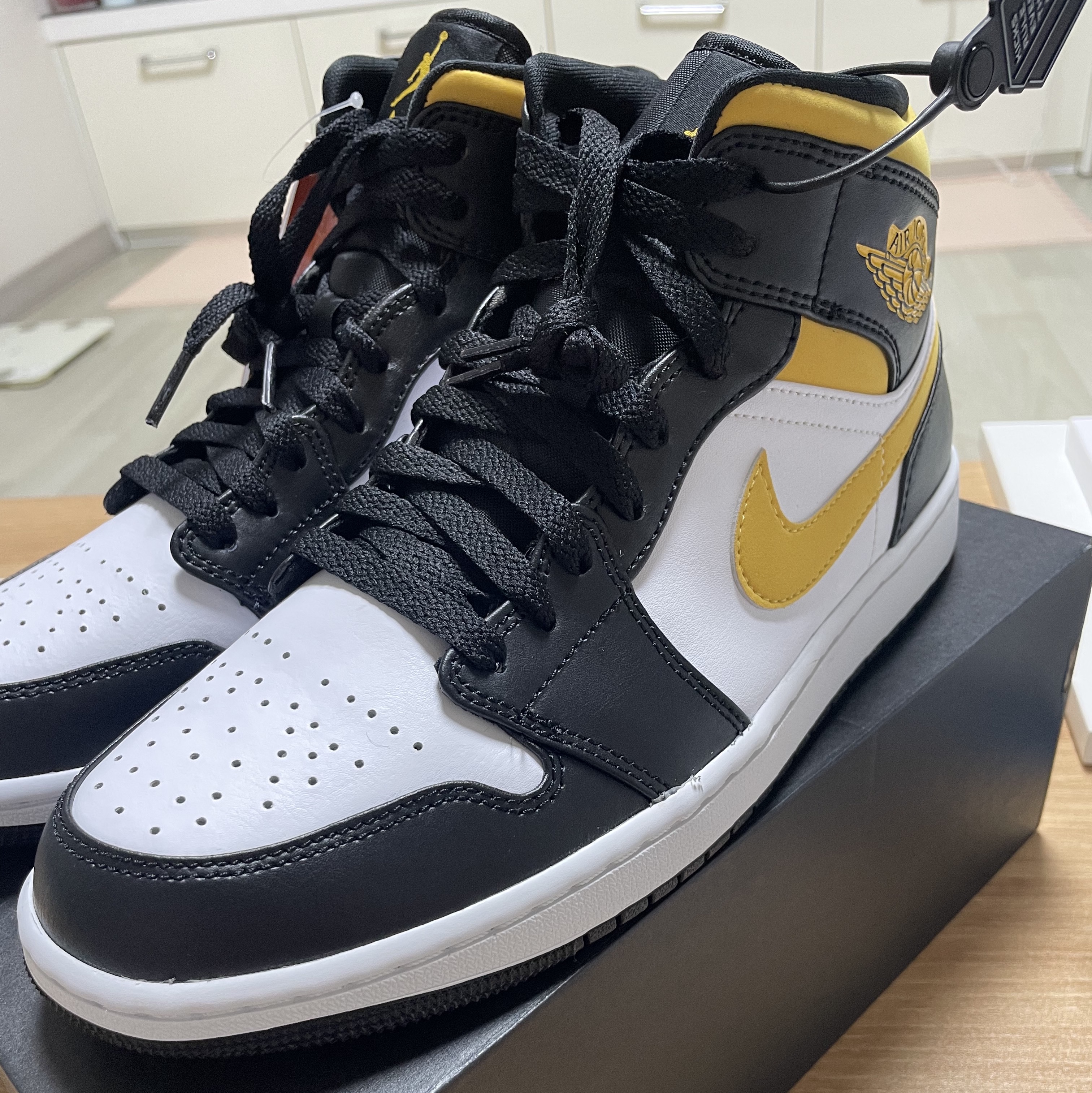 Jordan 1 Mid Pollen 착용 스타일