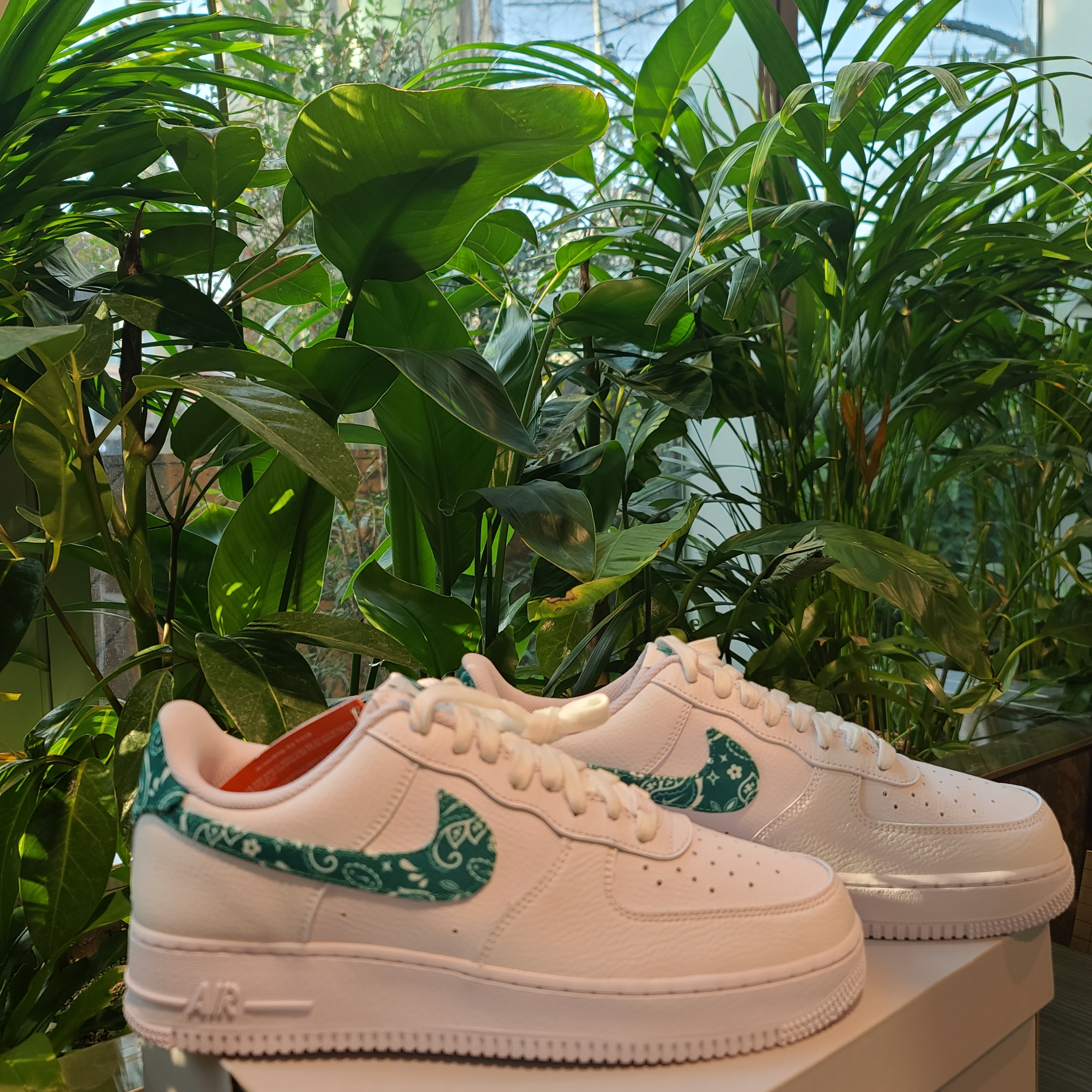 (W) Nike Air Force 1 '07 Essential Paisley Swoosh White Malachite 착용 스타일