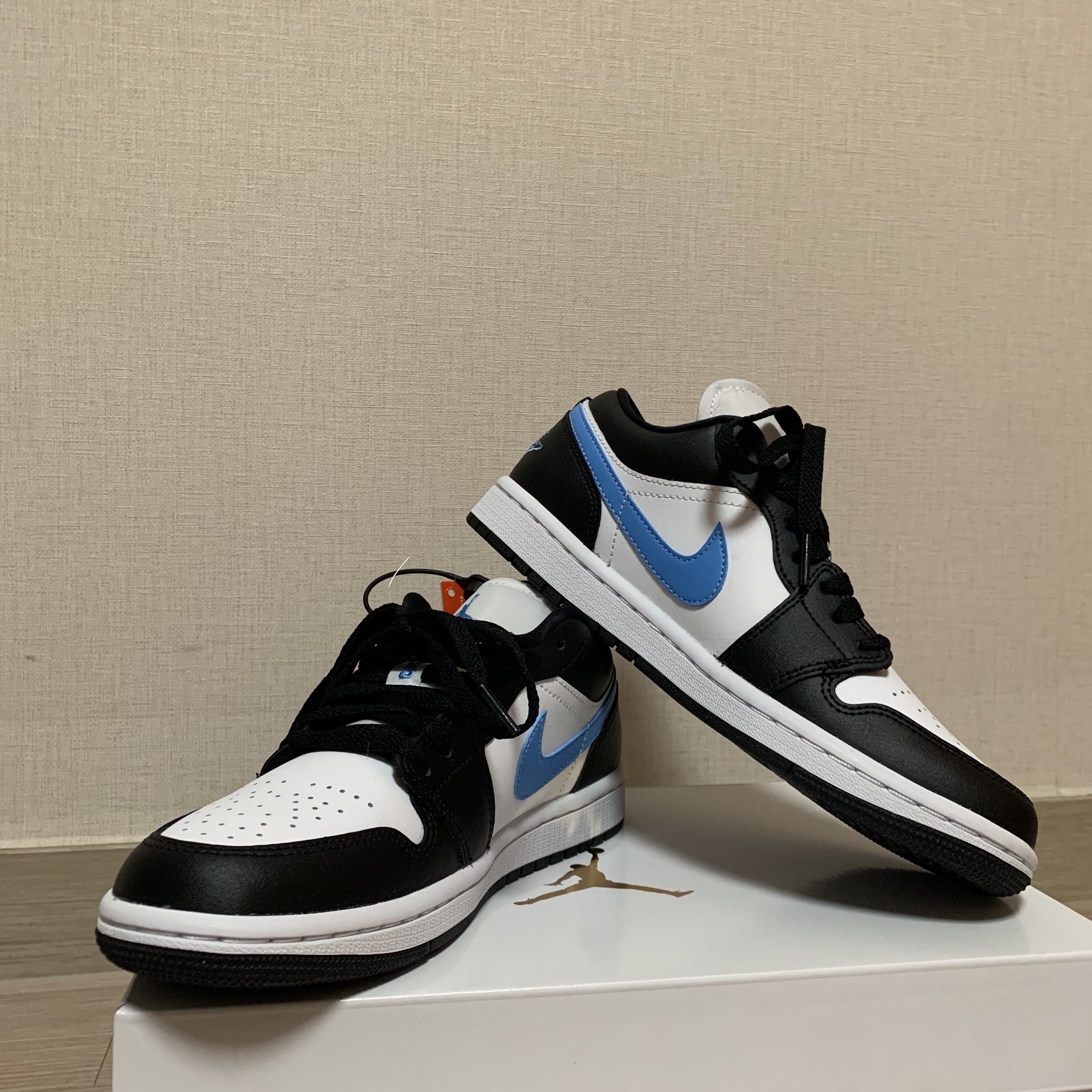 (W) Jordan 1 Low Black University Blue 착용 스타일 - 1