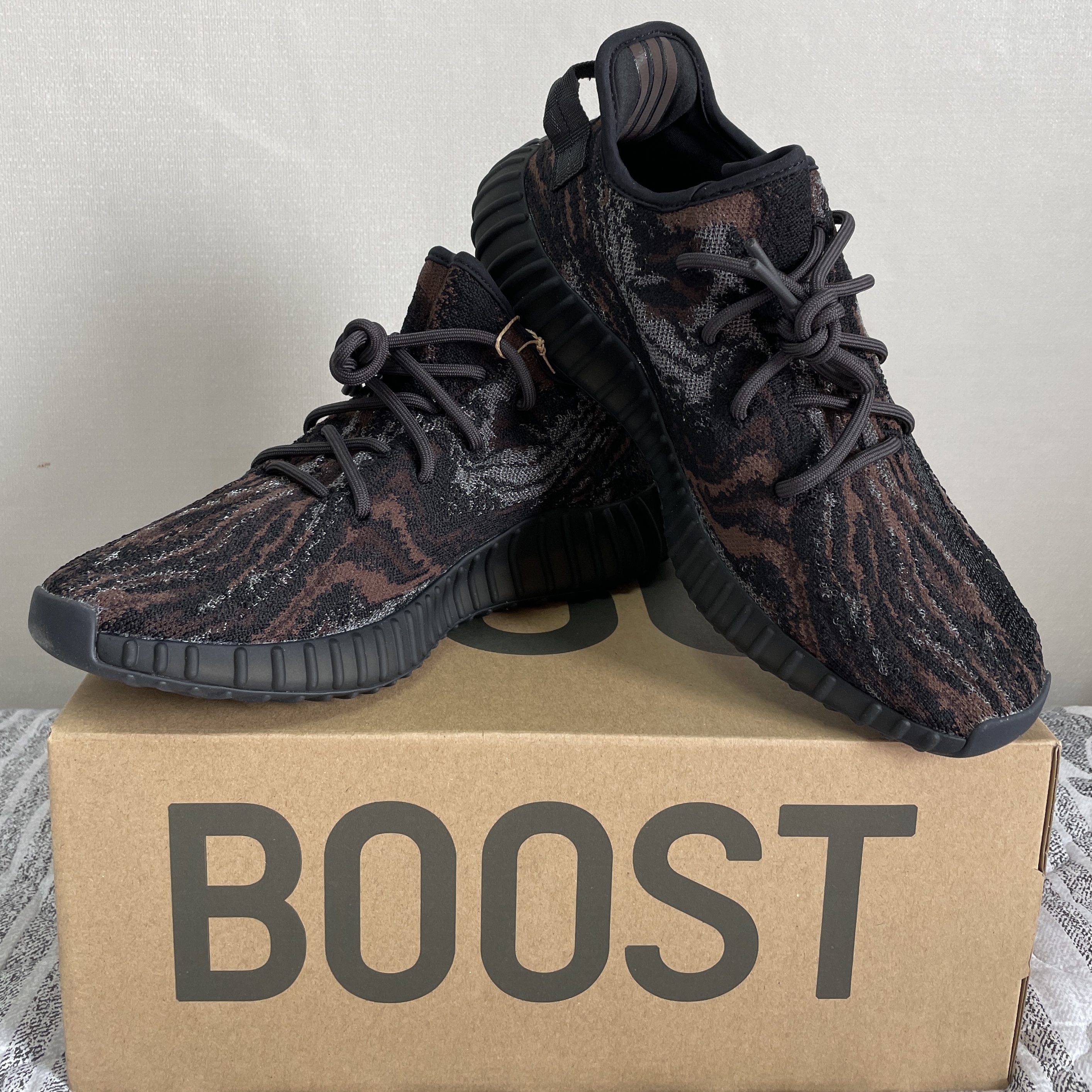 Adidas Yeezy Boost 350 V2 MX Rock 착용 스타일