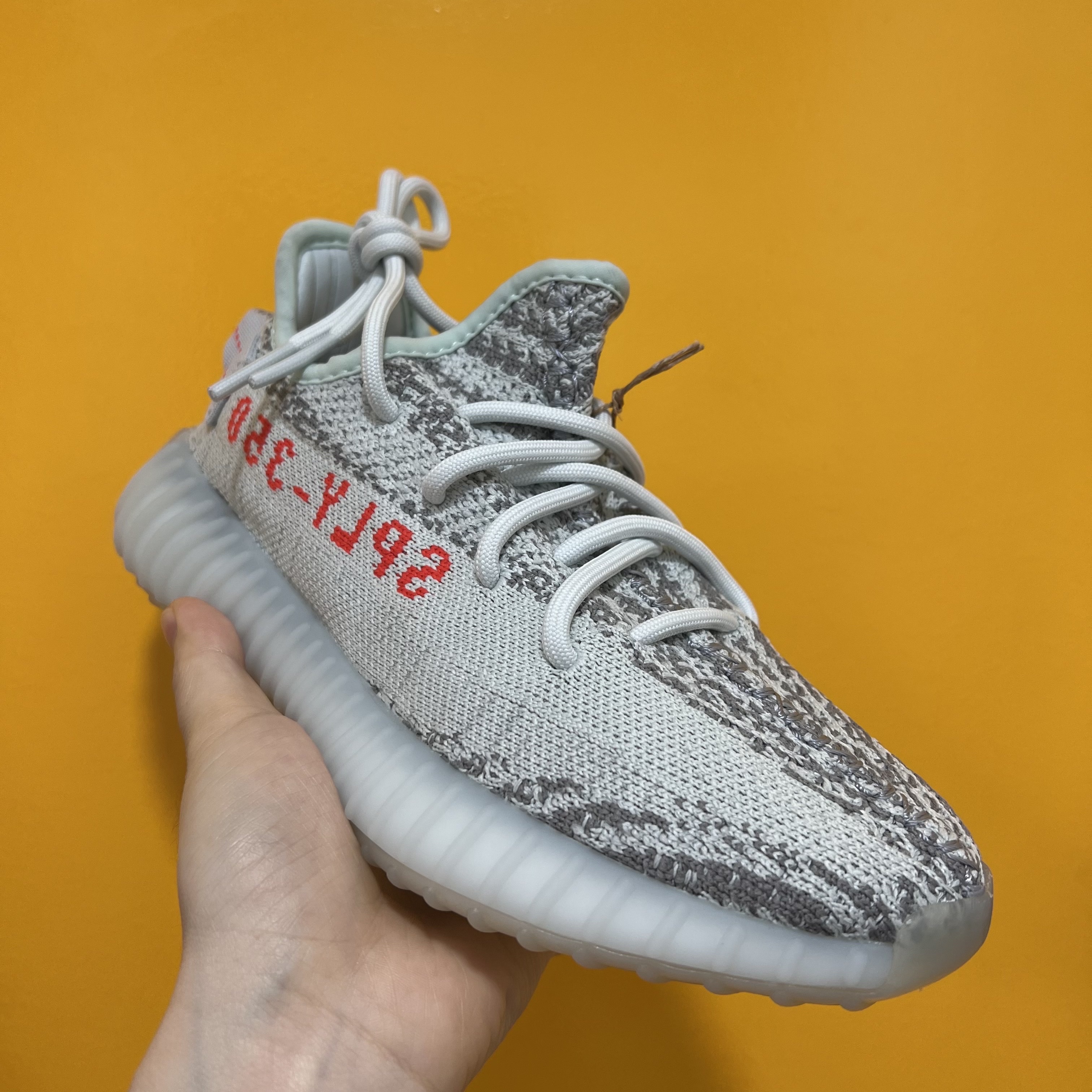 Adidas Yeezy Boost 350 V2 Blue Tint 2017 착용 스타일 - 1
