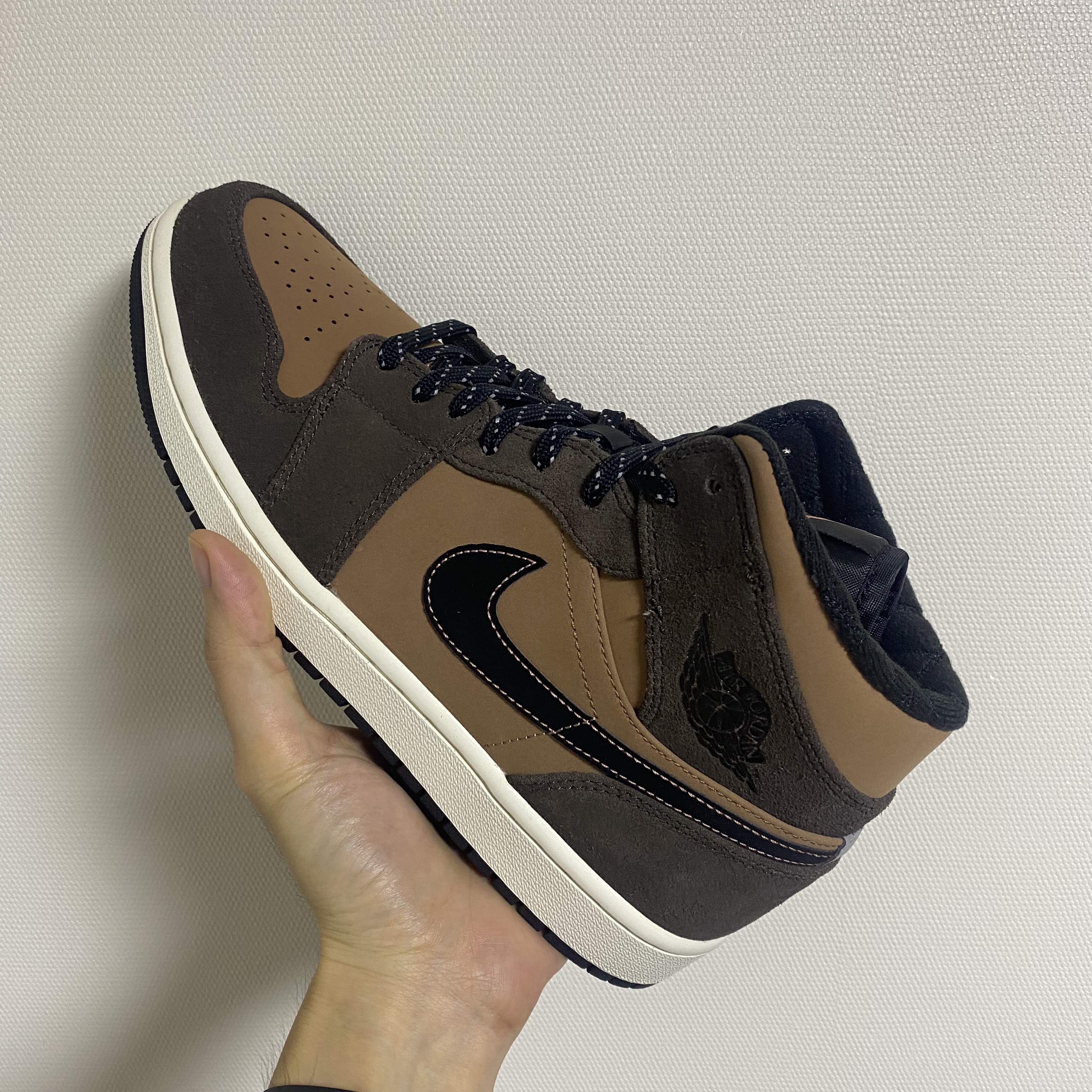 Jordan 1 Mid SE Dark Chocolate 착용 스타일