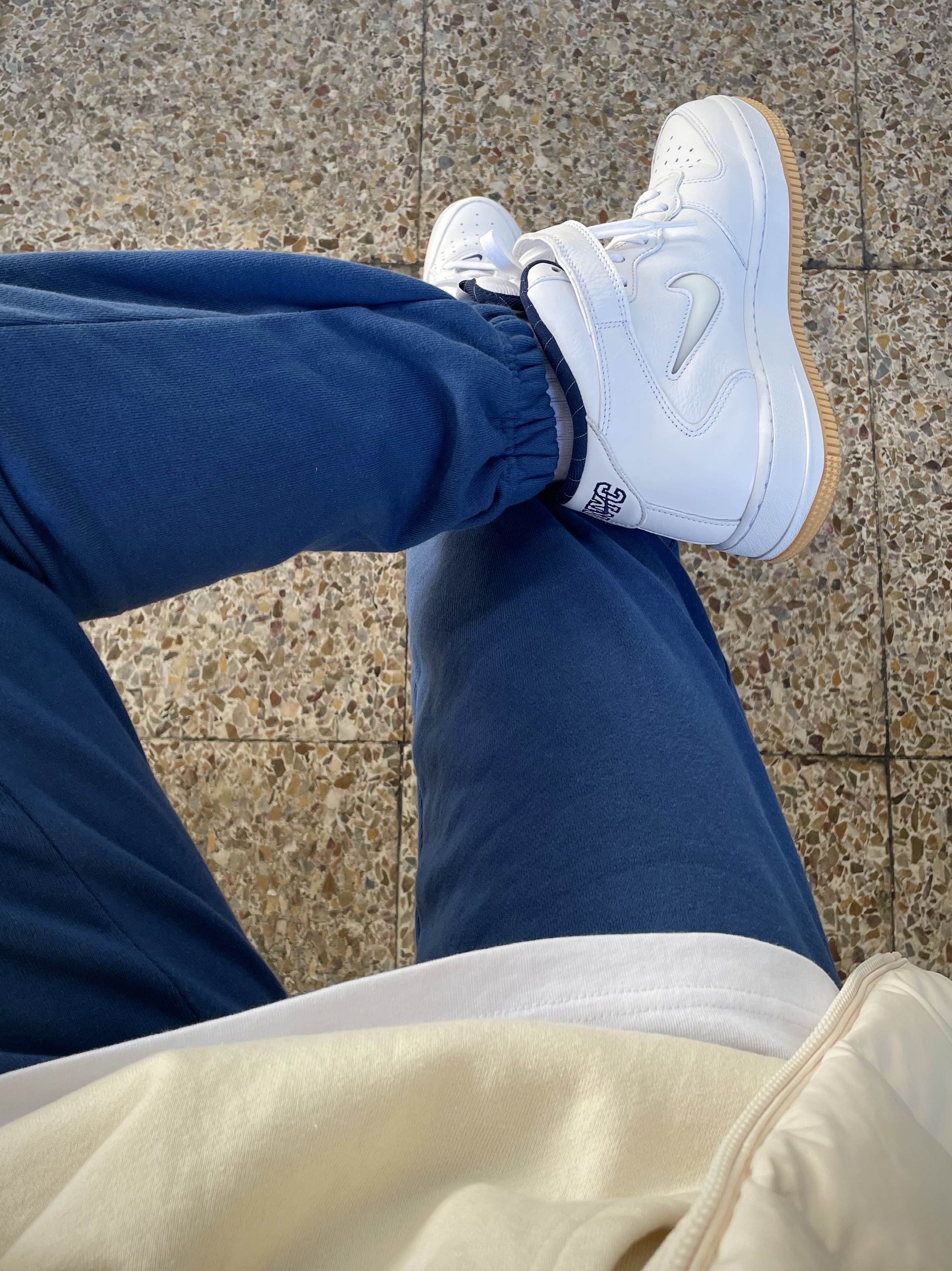 Nike Air Force 1 Mid QS NYC White Midnight Navy 착용 스타일