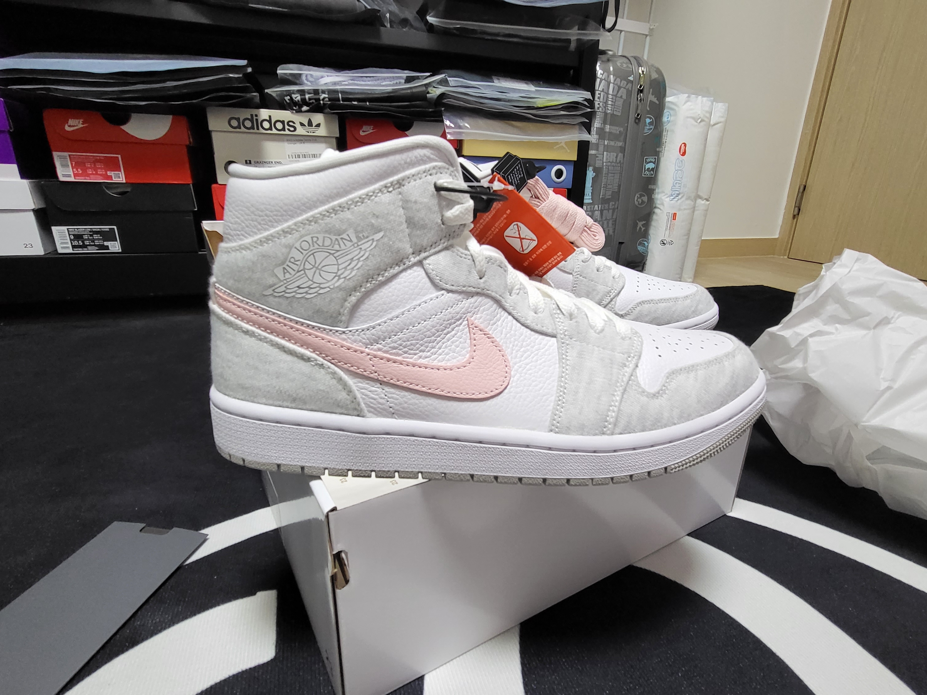 (W) Jordan 1 Mid SE Light Iron Ore 착용 스타일 - 2