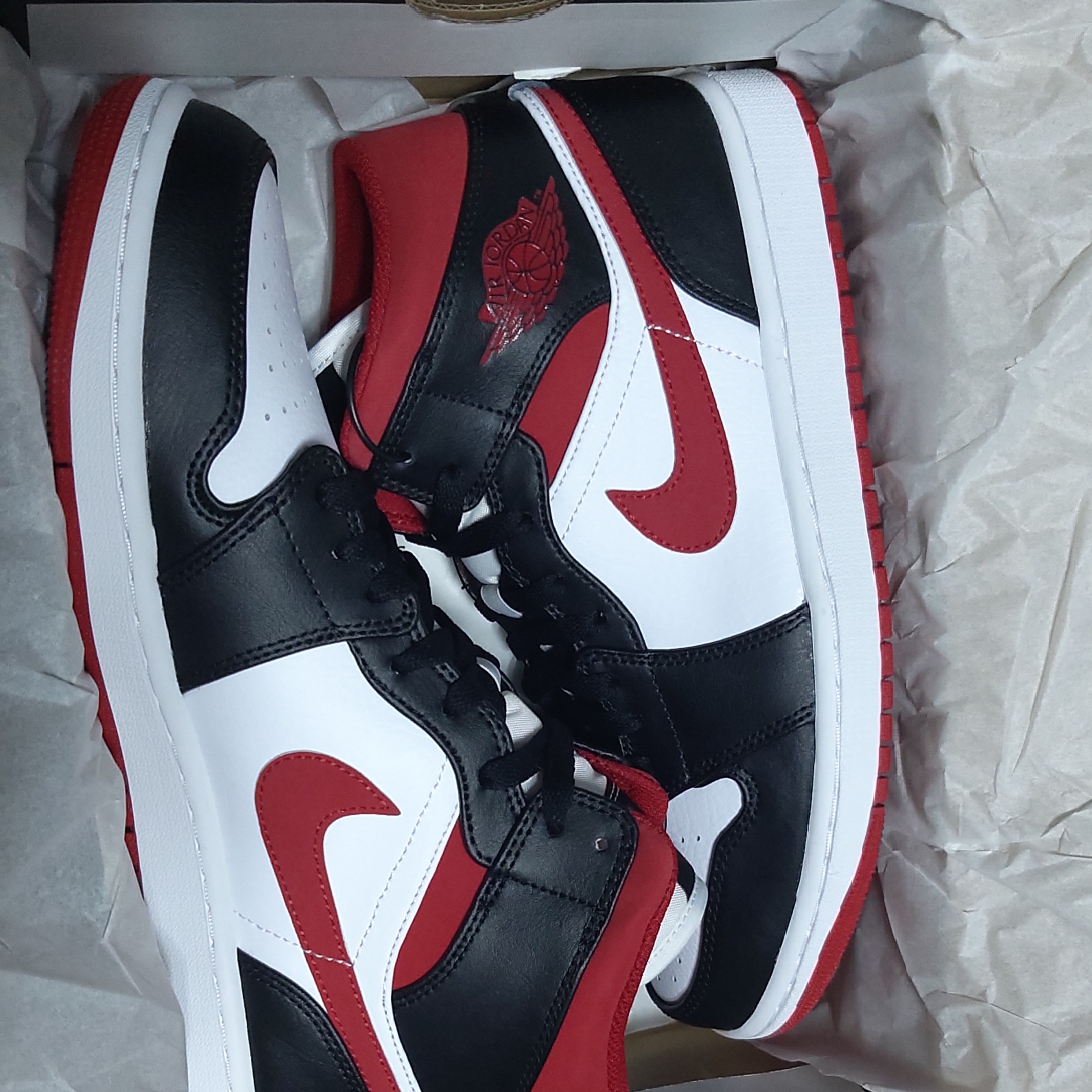 Jordan 1 Mid Gym Red Black White 착용 스타일