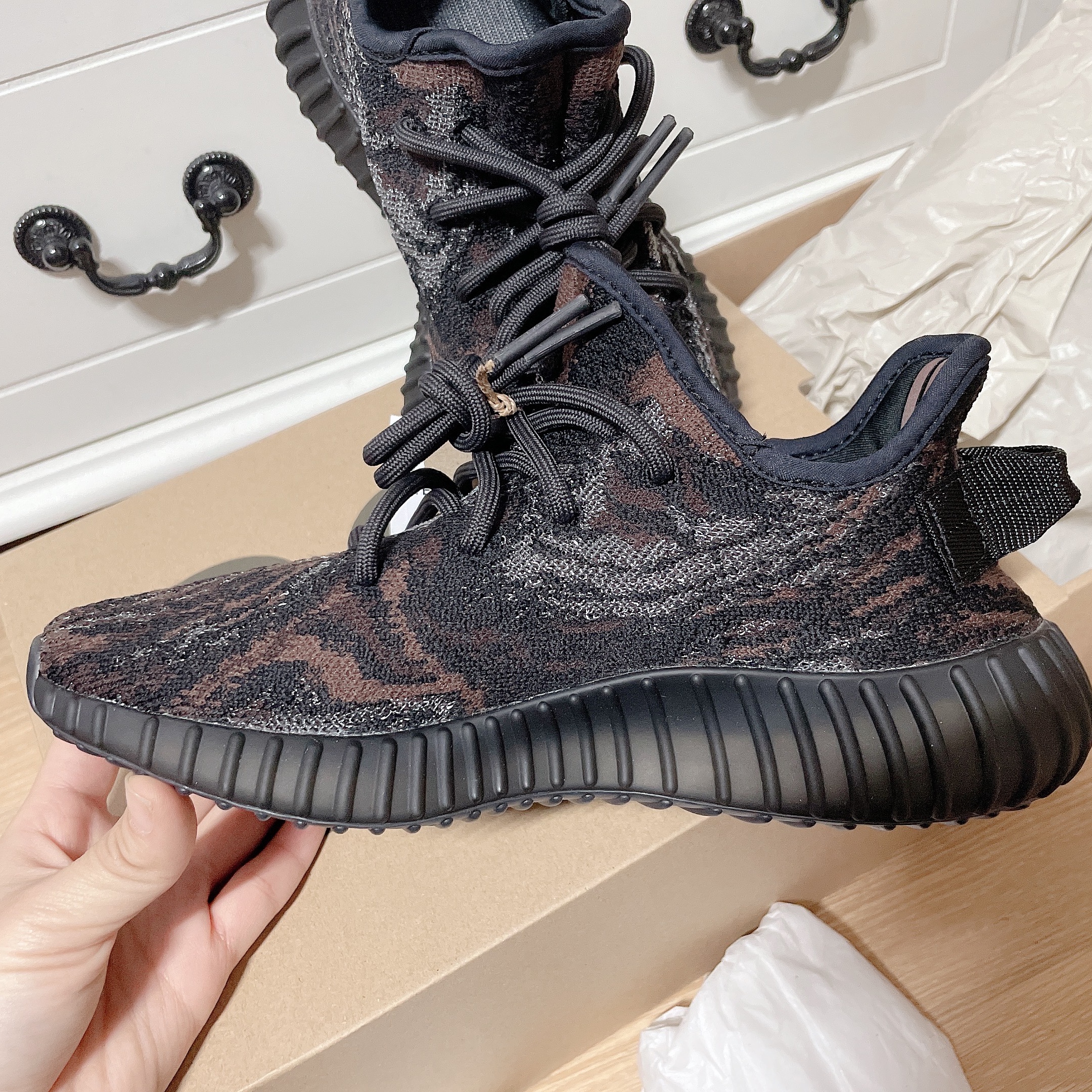 Adidas Yeezy Boost 350 V2 MX Rock 착용 스타일 - 1