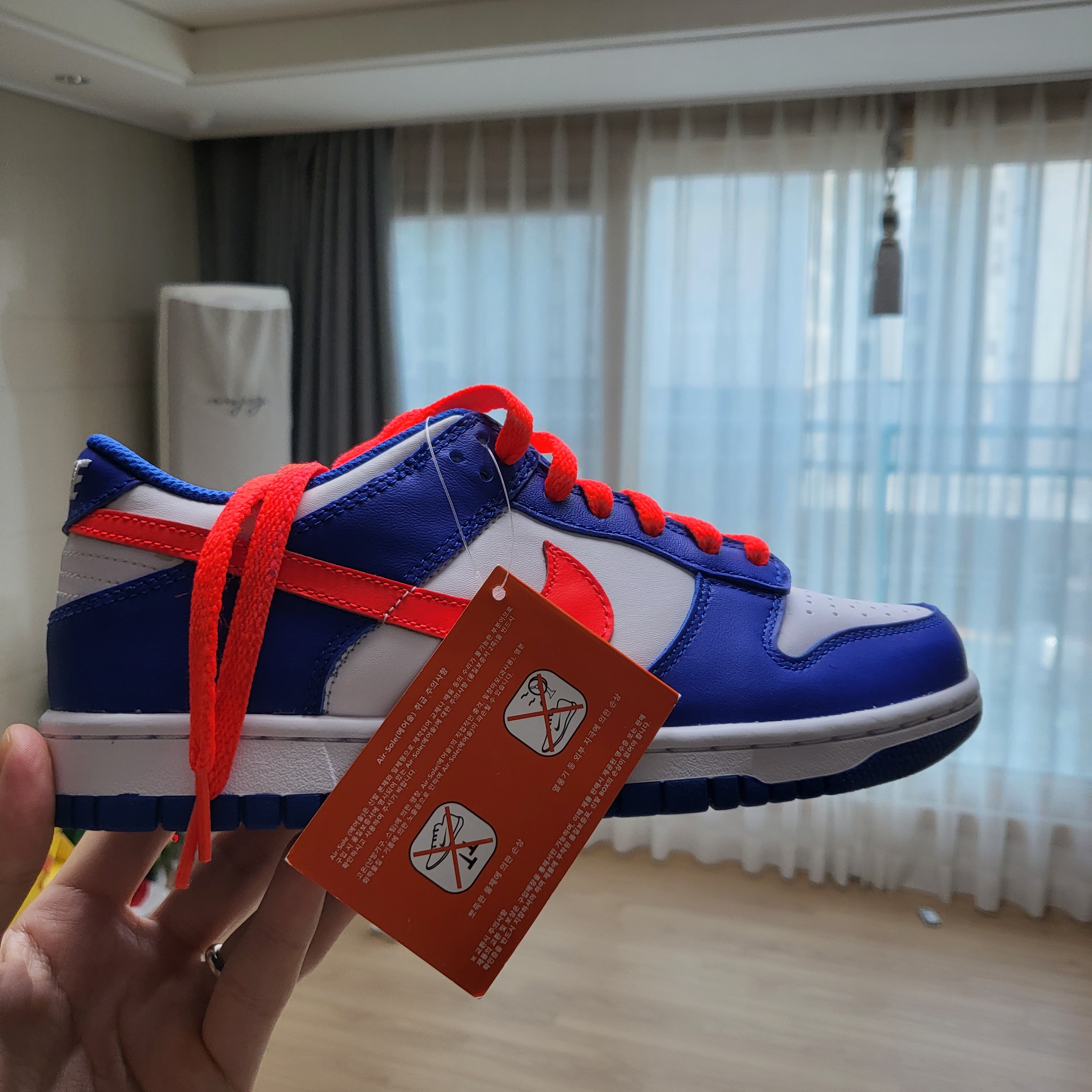 Jordan 1 Retro High OG Patent Bred, (GS) Nike Dunk Low Bright Crimson Game Royal 착용 스타일 - 2